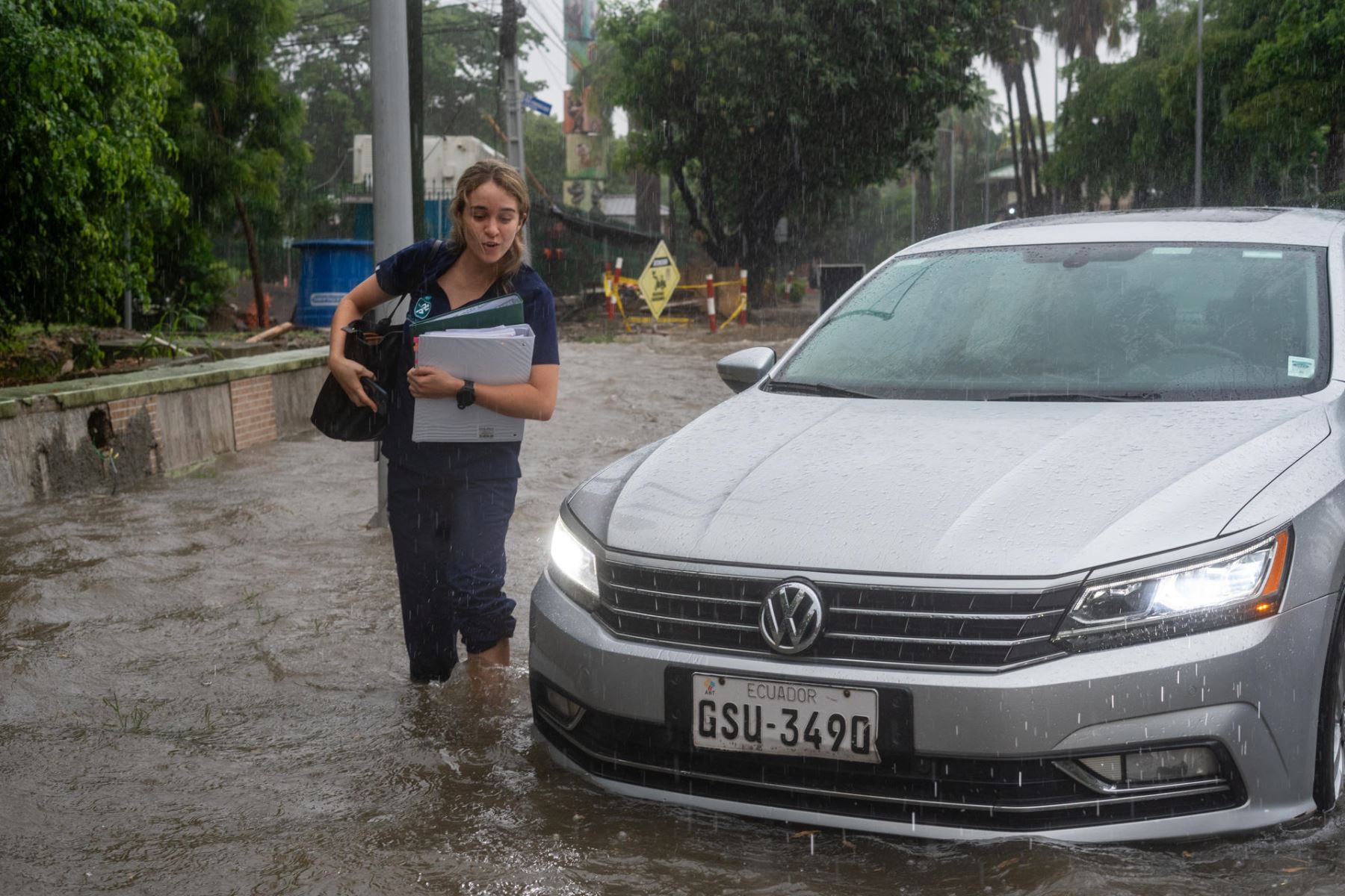 Vehículos transitan por una calle inundada debido a las fuertes lluvias, este miércoles en Samborondon (Ecuador).
Foto: EFE