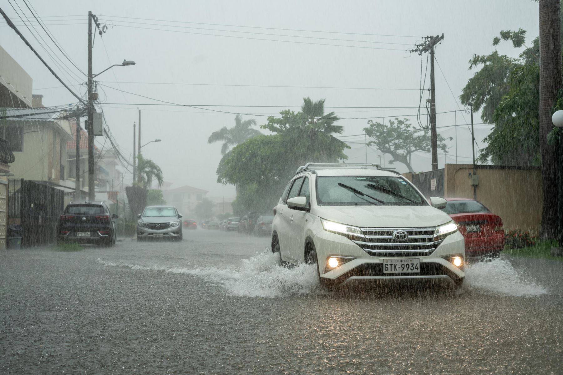 Vehículos transitan por una calle inundada debido a las fuertes lluvias, este miércoles en Samborondon (Ecuador).
Foto: EFE