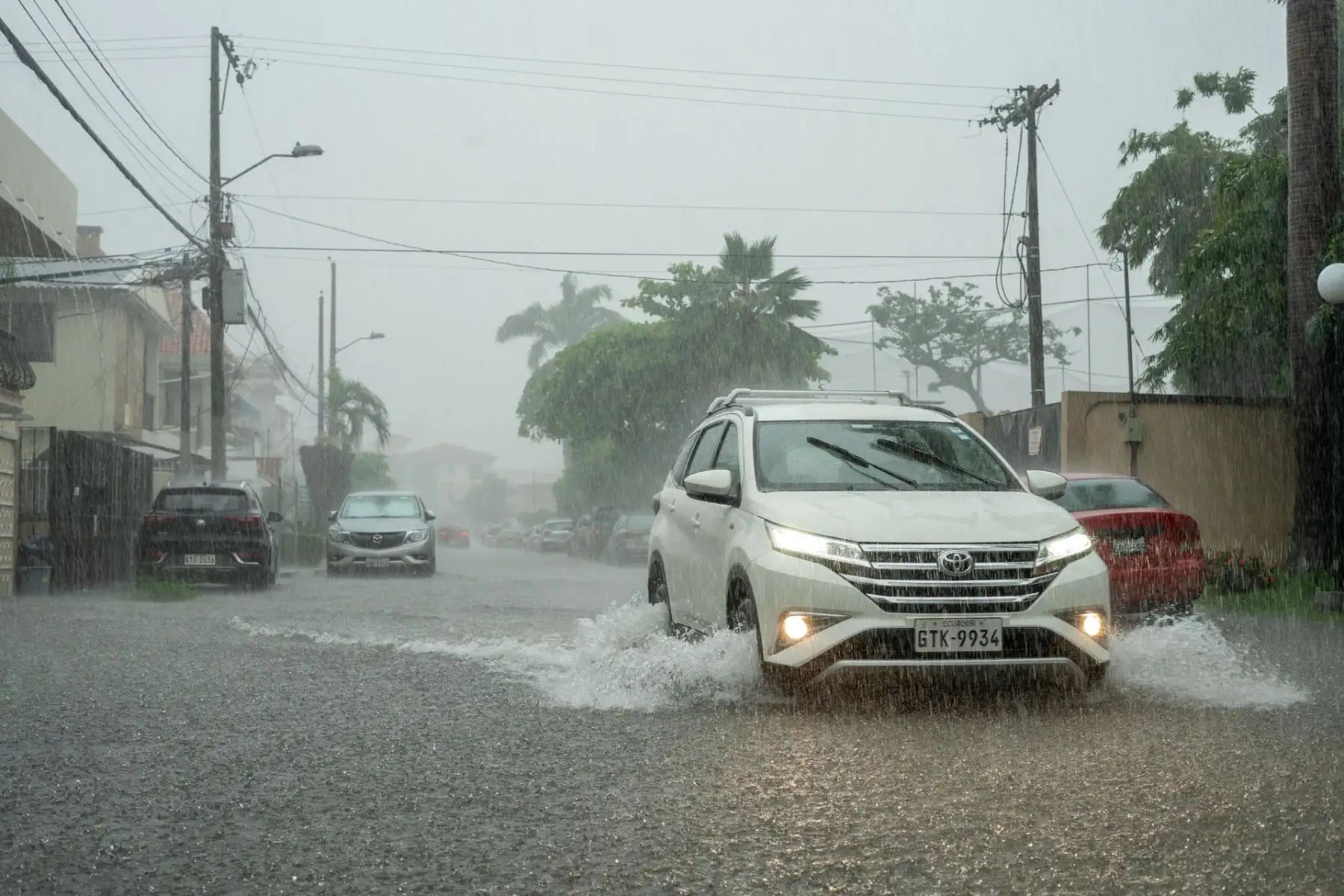 Vehículos transitan por una calle inundada debido a las fuertes lluvias, este miércoles en Samborondon (Ecuador).
Foto: EFE