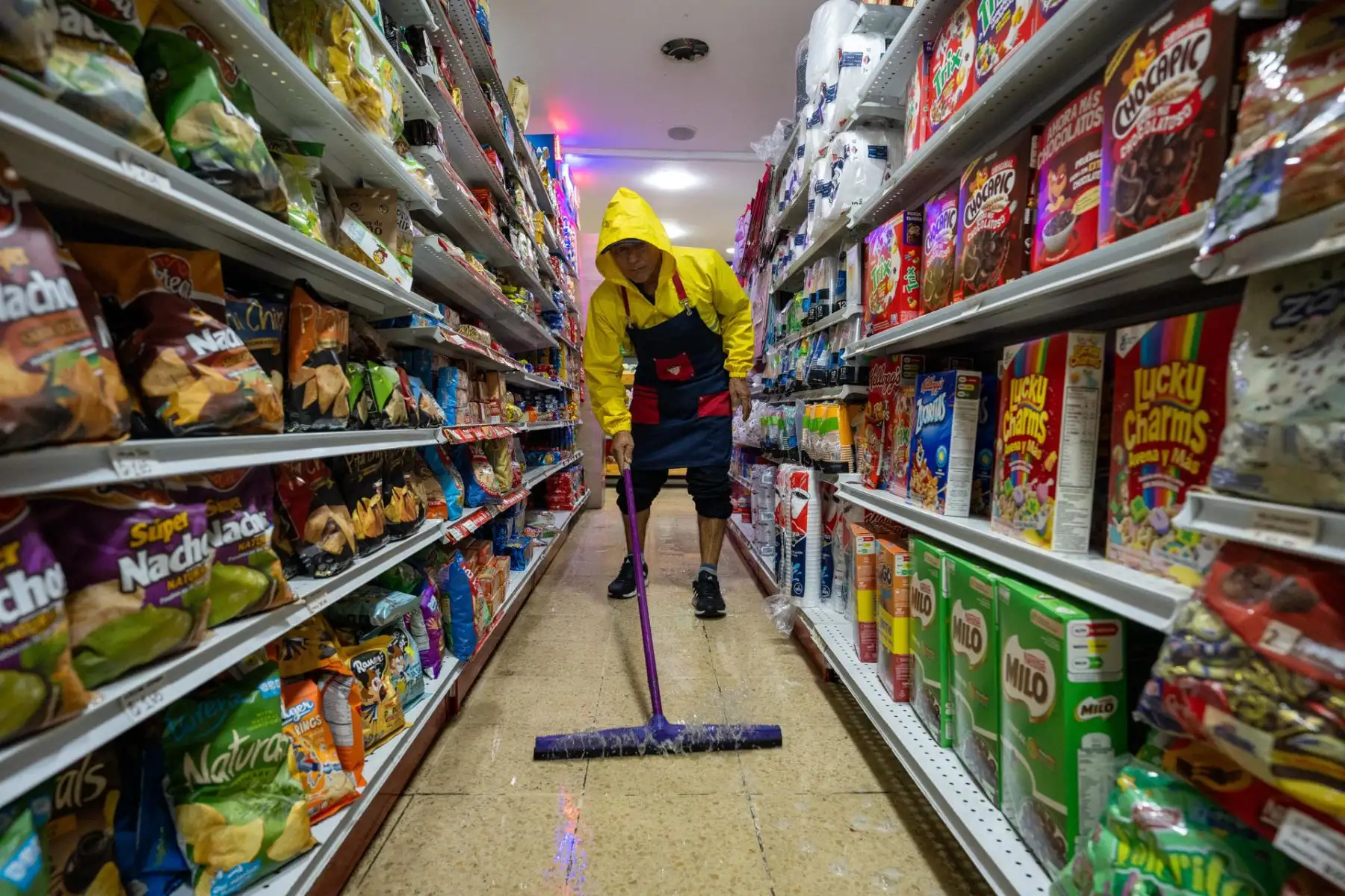 Una persona saca el agua de un comercio tras una inundación debido a las fuertes lluvias, este miércoles en Samborondón (Ecuador).
Foto: EFE