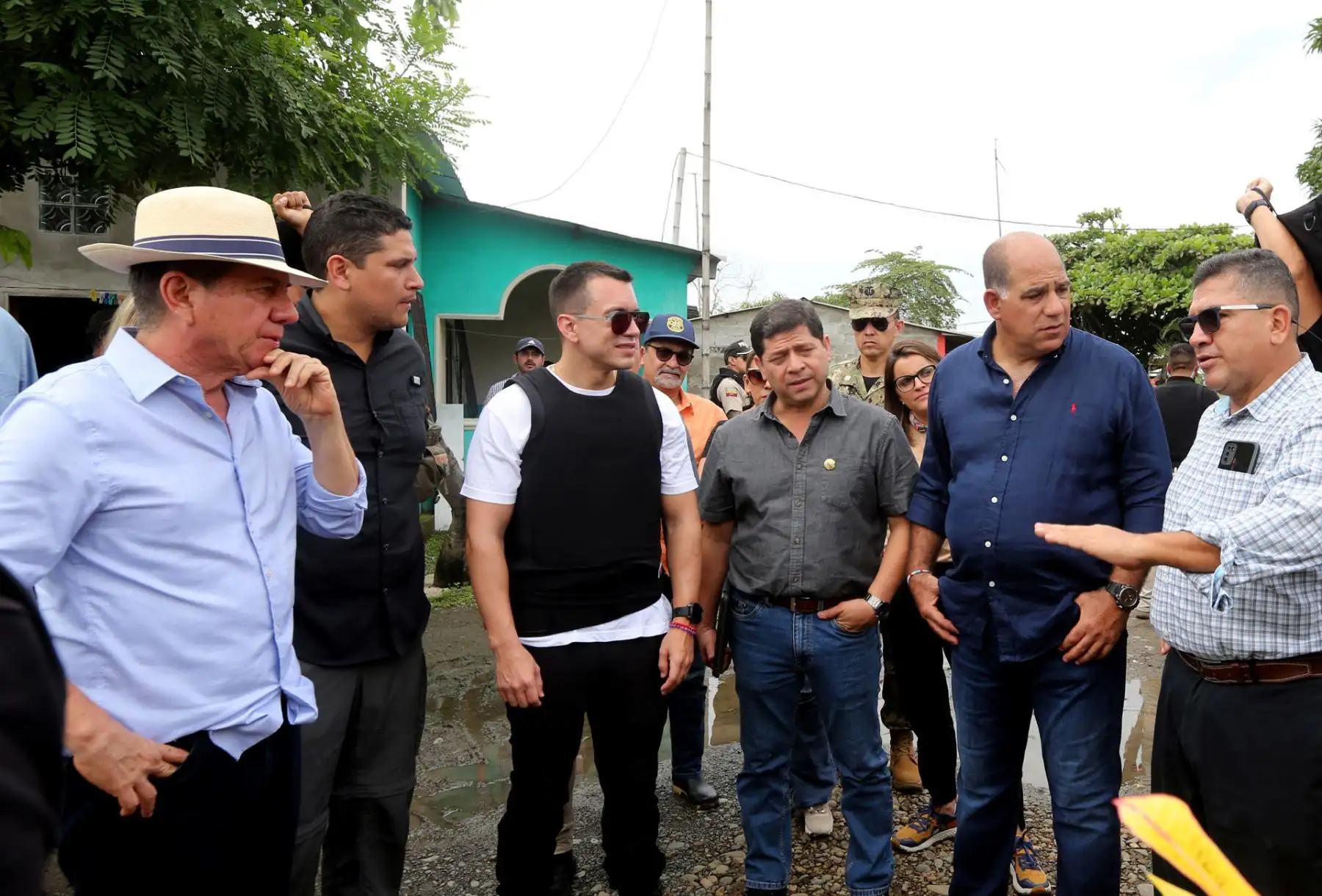Fotografía cedida por la presidencia de Ecuador del presidente de Ecuador, Daniel Noboa, visitando la población de Chone, afectada por el fuerte temporal, que ha inundado la ciudad este jueves, en Chone (Ecuador). 
Foto: EFE