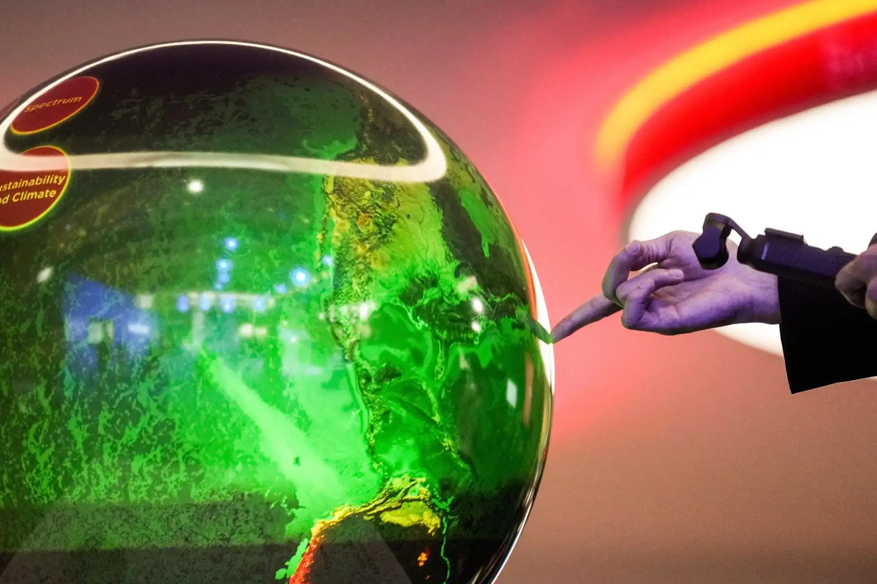 Detalle de unos de los stands este jueves en uno de los pabellones del MWC 2024, el mayor evento mundial de tecnología, que en su edición número 18 en Barcelona ha confirmado la tendencia: ya no es solo un congreso de móviles, tampoco de aparatos y robots futuristas -llamativos pero anecdóticos-, sino que la tecnología en sentido amplio y en todas sus vertientes ha sido la reina del certamen y que hoy cierra sus puertas.
Foto: EFE