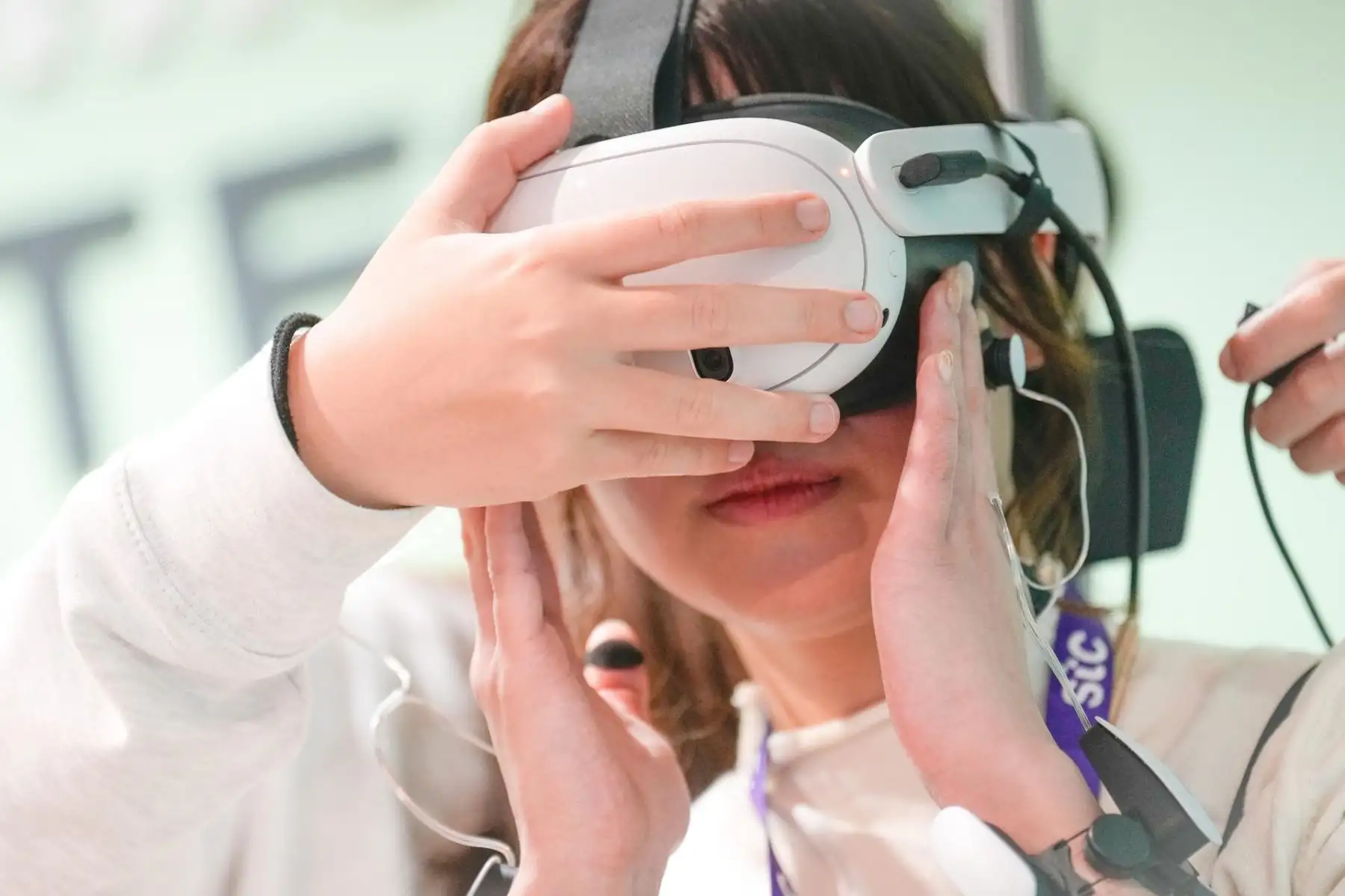 Detalle de unos de los stands este jueves en uno de los pabellones del MWC 2024, el mayor evento mundial de tecnología, que en su edición número 18 en Barcelona ha confirmado la tendencia: ya no es solo un congreso de móviles, tampoco de aparatos y robots futuristas -llamativos pero anecdóticos-, sino que la tecnología en sentido amplio y en todas sus vertientes ha sido la reina del certamen y que hoy cierra sus puertas.
Foto: EFE