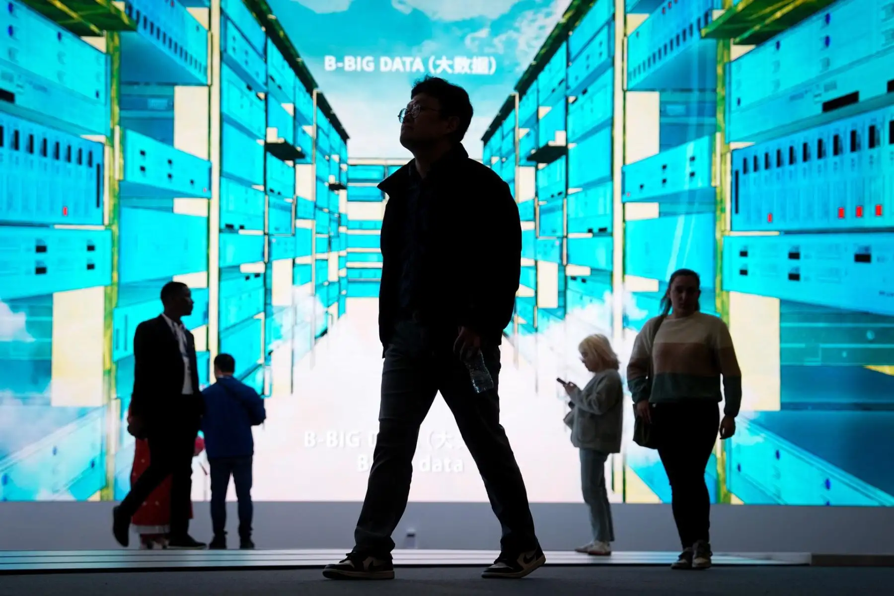 Visitantes recorren este jueves uno de los pabellones del MWC 2024, el mayor evento mundial de tecnología, que en su edición número 18 en Barcelona ha confirmado la tendencia: ya no es solo un congreso de móviles, tampoco de aparatos y robots futuristas -llamativos pero anecdóticos-, sino que la tecnología en sentido amplio y en todas sus vertientes ha sido la reina del certamen y que hoy cierra sus puertas.
Foto: EFE