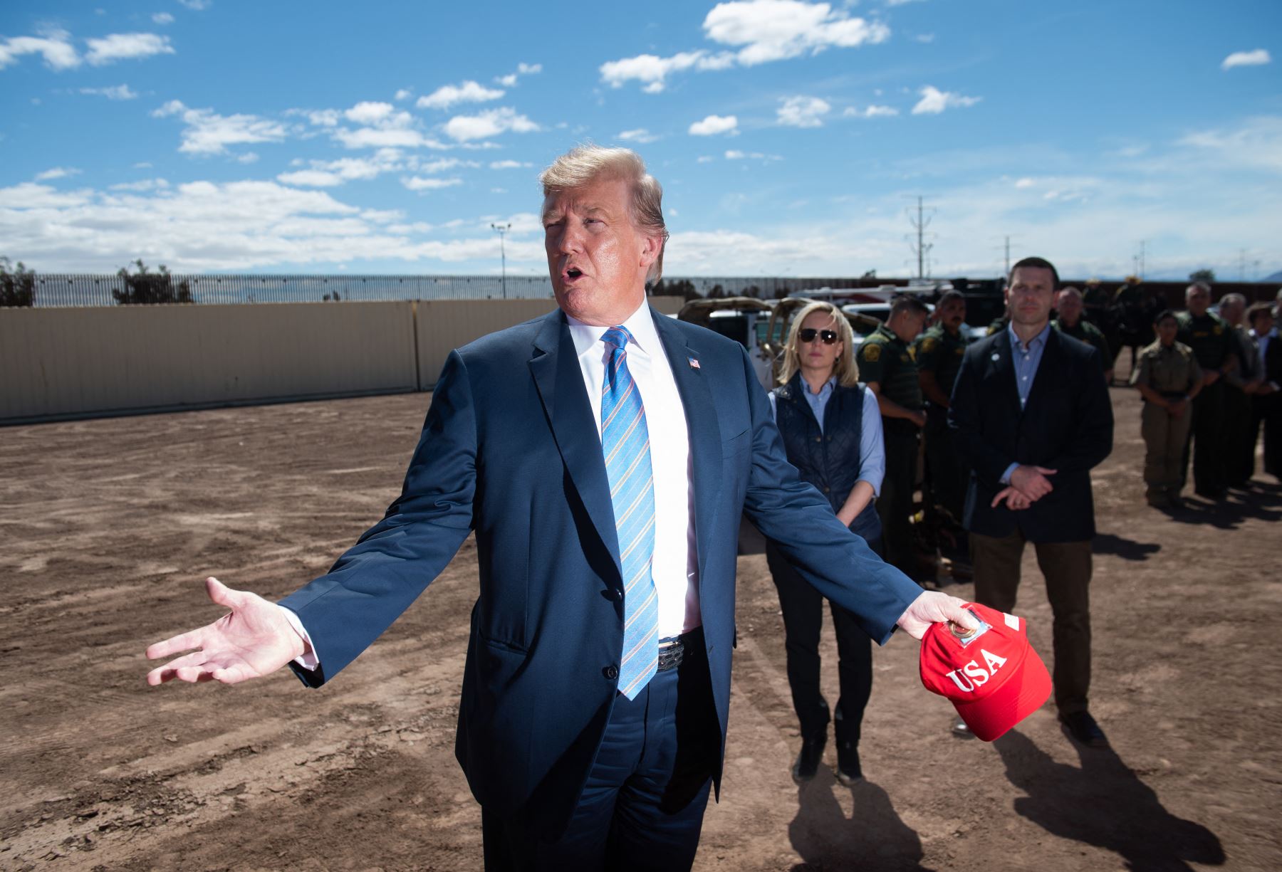 El presidente estadounidense Donald Trump habla con miembros de la Patrulla Fronteriza y de Aduanas de Estados Unidos mientras recorre el muro fronterizo entre Estados Unidos y México en Calexico, California, el 5 de abril del 2019. Foto: AFP/Archivo