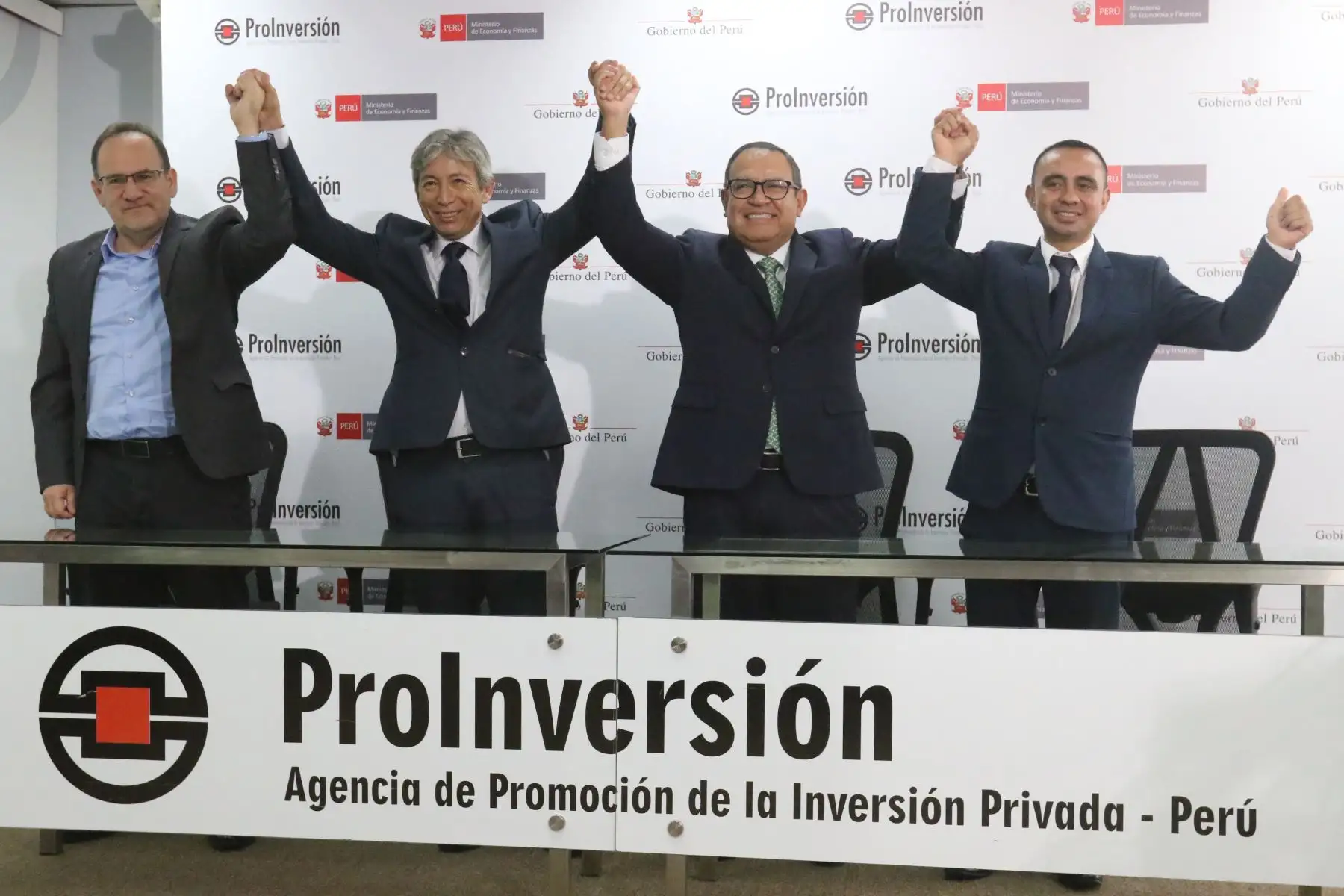 El Premier Alberto Otarola,el Ministro de economia Jose Arista ,el gobernador de Ancash Koki Noriega y el Director Ejecutivo de Proinversion Jose Salardi,participan de acto de buena pro para la elaboracion de los estudios de Proinversion del Proyecto Chinecas.FOTO:ANDINA/Hector Vinces.