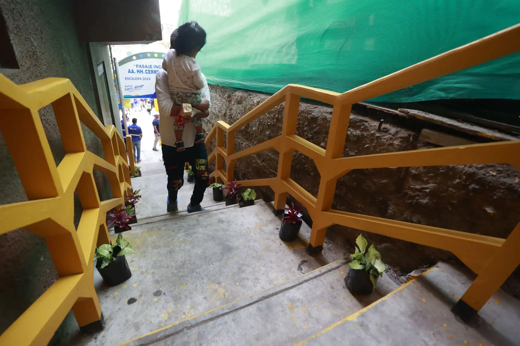 El alcalde Rafael López Aliaga, acompañado por el alcalde la Victoria, Rúben Cano, inauguró 12 escaleras solidarias en el cerro San Cosme, el asentamiento humano más antiguo del Perú. Este proyecto beneficiará a miles de familias del distrito.
Foto: ANDINA/Vidal Tarqui