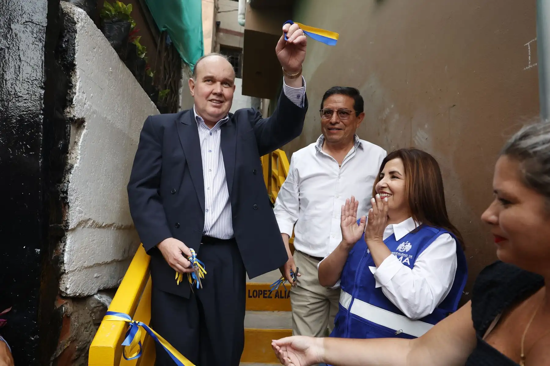 El alcalde Rafael López Aliaga, acompañado por el alcalde la Victoria, Rúben Cano, inauguró 12 escaleras solidarias en el cerro San Cosme, el asentamiento humano más antiguo del Perú. Este proyecto beneficiará a miles de familias del distrito.
Foto: ANDINA/Vidal Tarqui