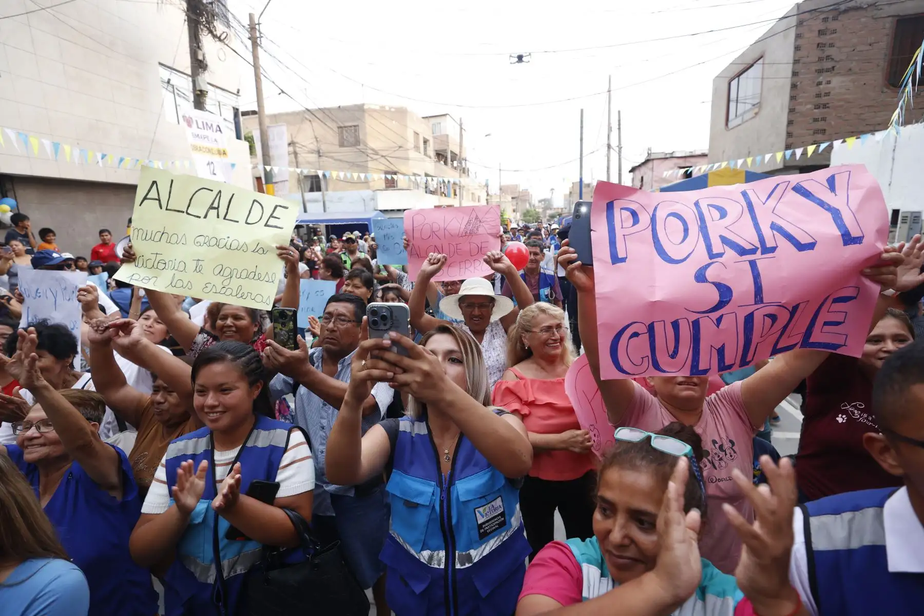 El alcalde Rafael López Aliaga, acompañado por el alcalde la Victoria, Rúben Cano, inauguró 12 escaleras solidarias en el cerro San Cosme, el asentamiento humano más antiguo del Perú. Este proyecto beneficiará a miles de familias del distrito.
Foto: ANDINA/Vidal Tarqui