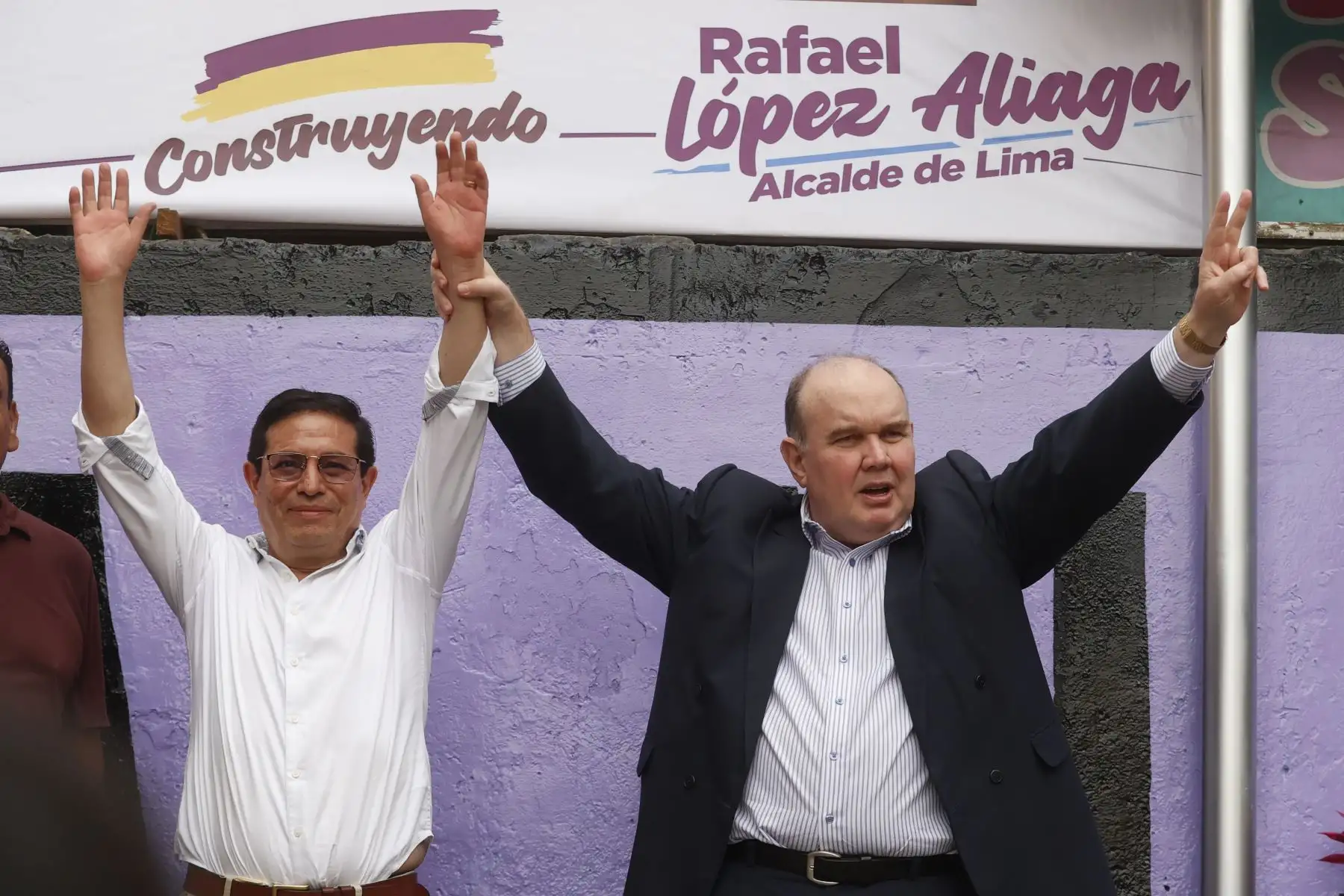 El alcalde Rafael López Aliaga, acompañado por el alcalde la Victoria, Rúben Cano, inauguró 12 escaleras solidarias en el cerro San Cosme, el asentamiento humano más antiguo del Perú. Este proyecto beneficiará a miles de familias del distrito.
Foto: ANDINA/Vidal Tarqui