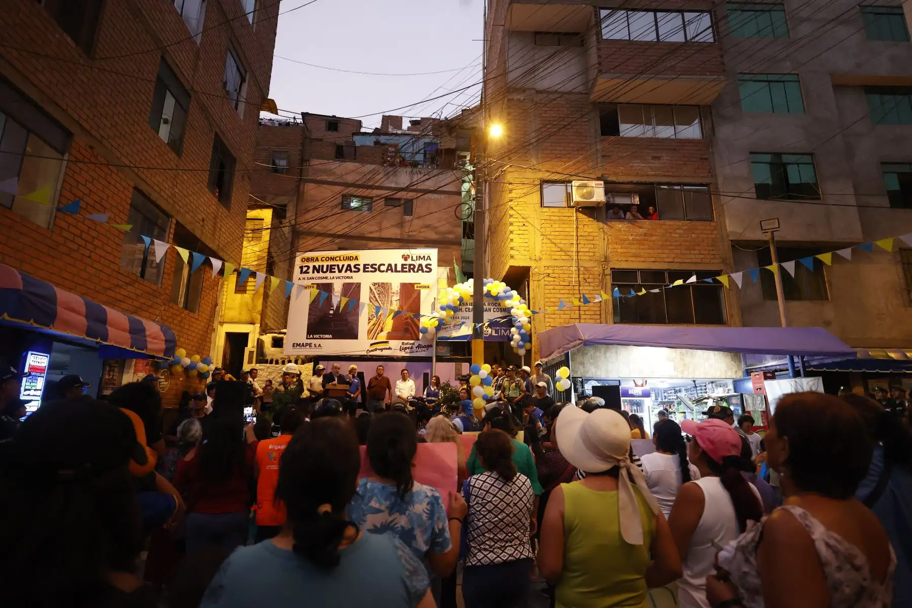 El alcalde Rafael López Aliaga, acompañado por el alcalde la Victoria, Rúben Cano, inauguró 12 escaleras solidarias en el cerro San Cosme, el asentamiento humano más antiguo del Perú. Este proyecto beneficiará a miles de familias del distrito.
Foto: ANDINA/Vidal Tarqui
