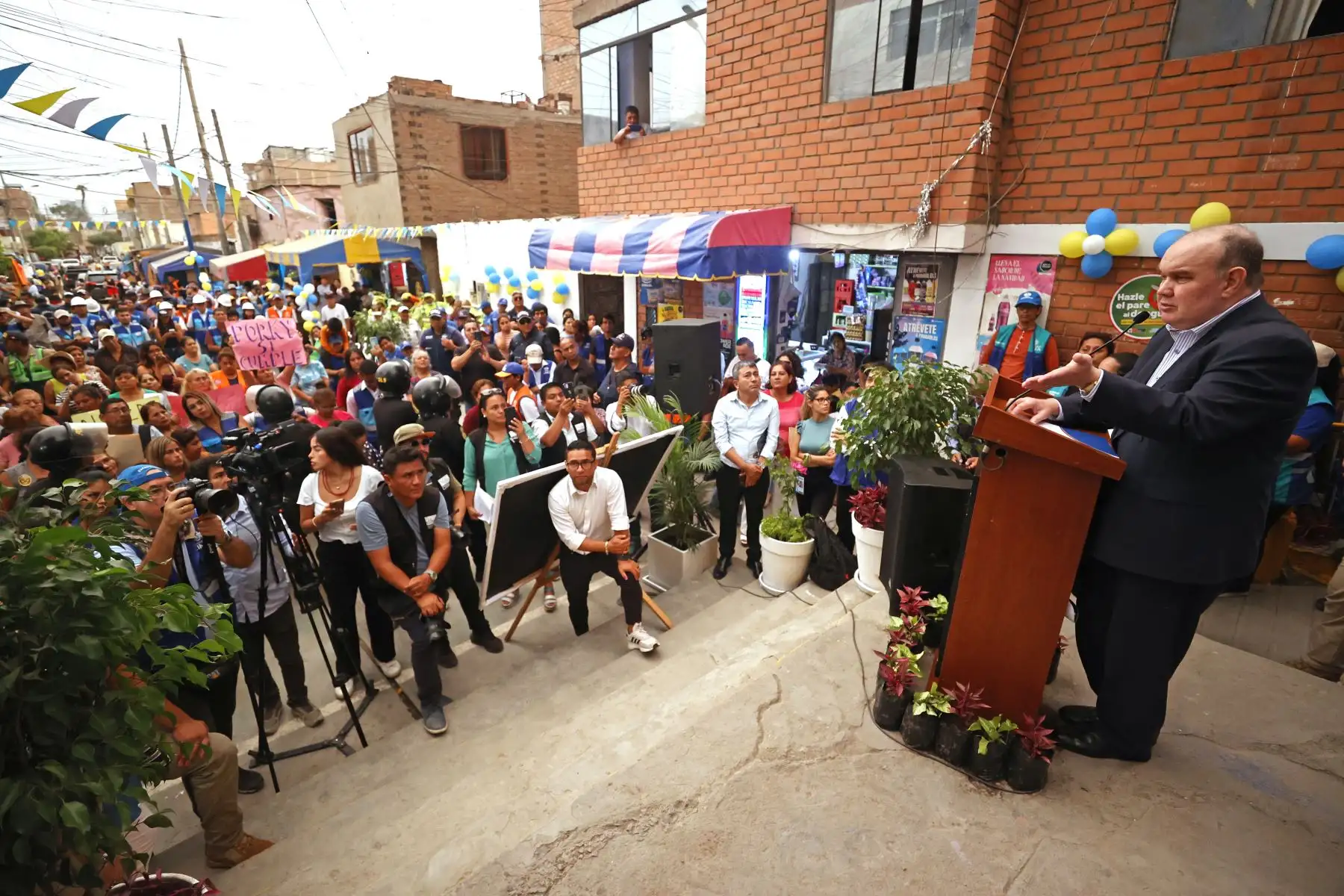 El alcalde Rafael López Aliaga, acompañado por el alcalde la Victoria, Rúben Cano, inauguró 12 escaleras solidarias en el cerro San Cosme, el asentamiento humano más antiguo del Perú. Este proyecto beneficiará a miles de familias del distrito.
Foto: ANDINA/Vidal Tarqui