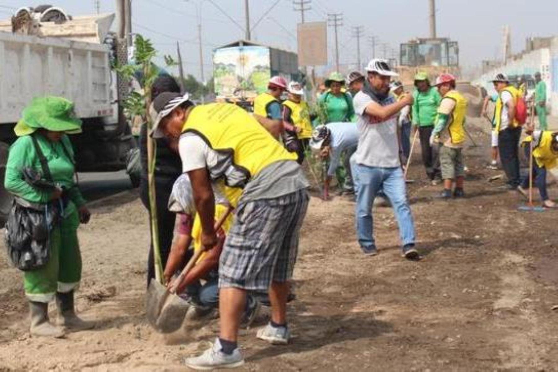 Surco: deudores alimentarios y conductores ebrios realizaron trabajos comunitarios. Foto: ANDINA/Difusión.
