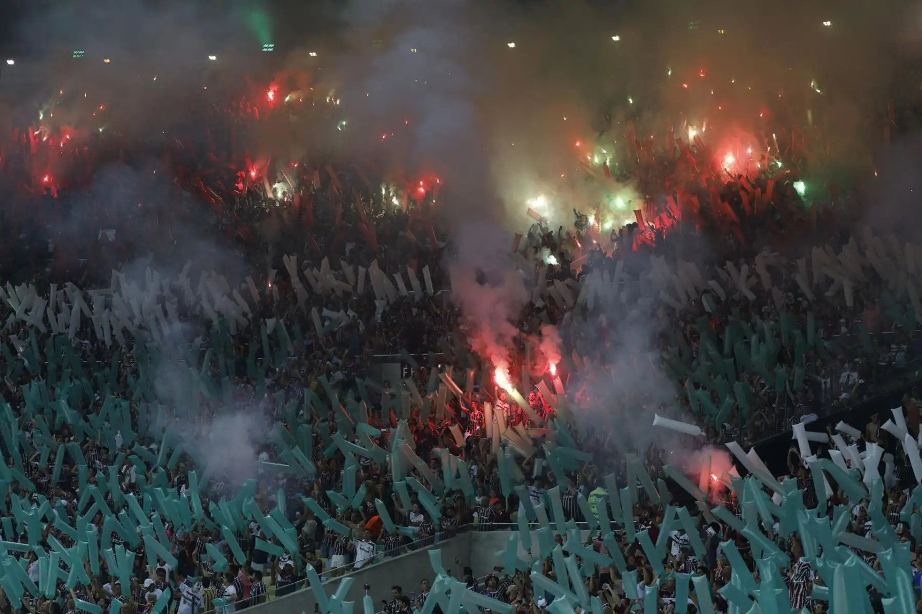 Hinchas de Fluminense animan en la final de la Recopa Sudamericana entre Fluminense y LDU Quito este jueves, en el estadio Maracaná en Río de Janeiro (Brasil).
Foto: EFE