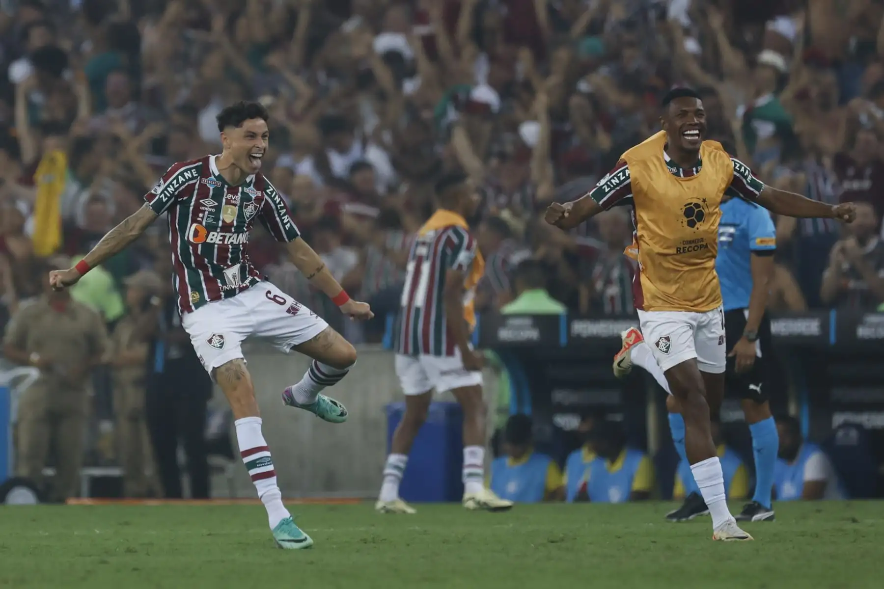 Diogo Barbosa de Fluminense celebra al ganar la final de la Recopa Sudamericana entre Fluminense y LDU Quito este jueves, en el estadio Maracaná en Río de Janeiro (Brasil).
Foto: EFE
