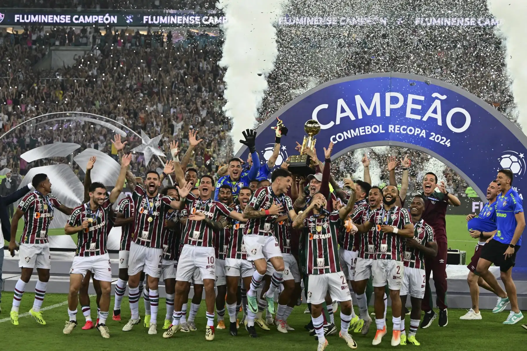 Los jugadores de Fluminense celebran con el trofeo después de derrotar a la Liga de Quito durante el partido final de vuelta de la Conmebol Recopa Sudamericana entre el Fluminense de Brasil y la Liga de Quito de Ecuador en el estadio Maracaná de Río de Janeiro, Brasil, el 29 de febrero de 2024.
Foto: AFP