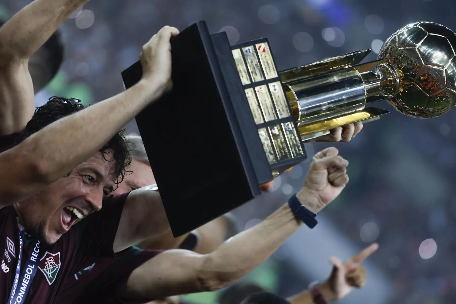 Fernando Diniz el entrenador de Fluminense celebra con el trofeo al ganar la Recopa Sudamericana frente LDU Quito este jueves, en el estadio Maracaná en Río de Janeiro (Brasil).
Foto: EFE