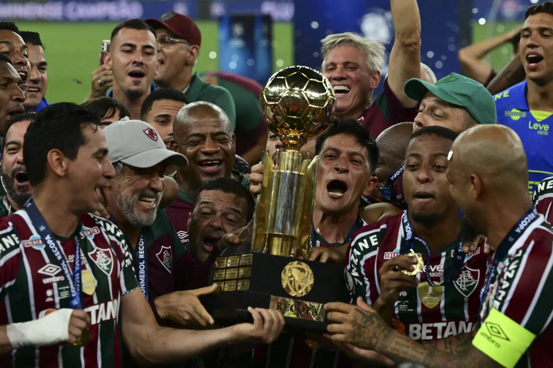 Los jugadores y miembros del personal del Fluminense celebran con el trofeo después de derrotar a la Liga de Quito durante el partido final de vuelta de la Conmebol Recopa Sudamericana entre el Fluminense de Brasil y la Liga de Quito de Ecuador en el estadio Maracaná de Río de Janeiro, Brasil, el 29 de febrero de 2024.
Foto: AFP