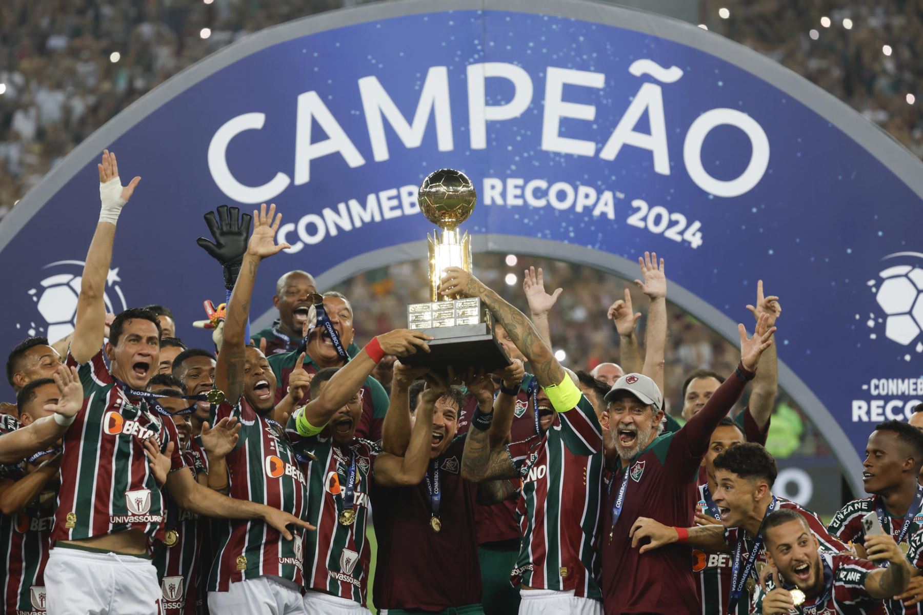 Jugadores de Fluminense celebran con el trofeo al ganar la Recopa Sudamericana frente LDU Quito este jueves, en el estadio Maracaná en Río de Janeiro (Brasil).
Foto: EFE