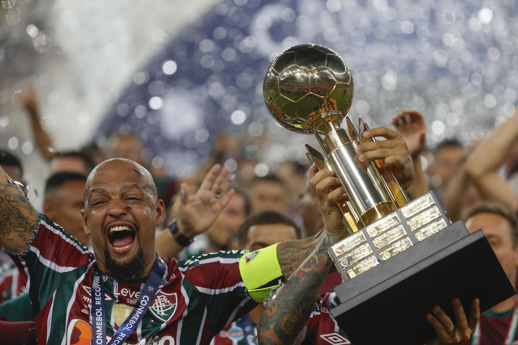 Fernando Melo de Fluminense celebra con el trofeo al ganar la Recopa Sudamericana frente LDU Quito este jueves, en el estadio Maracaná en Río de Janeiro (Brasil).
Foto: EFE
