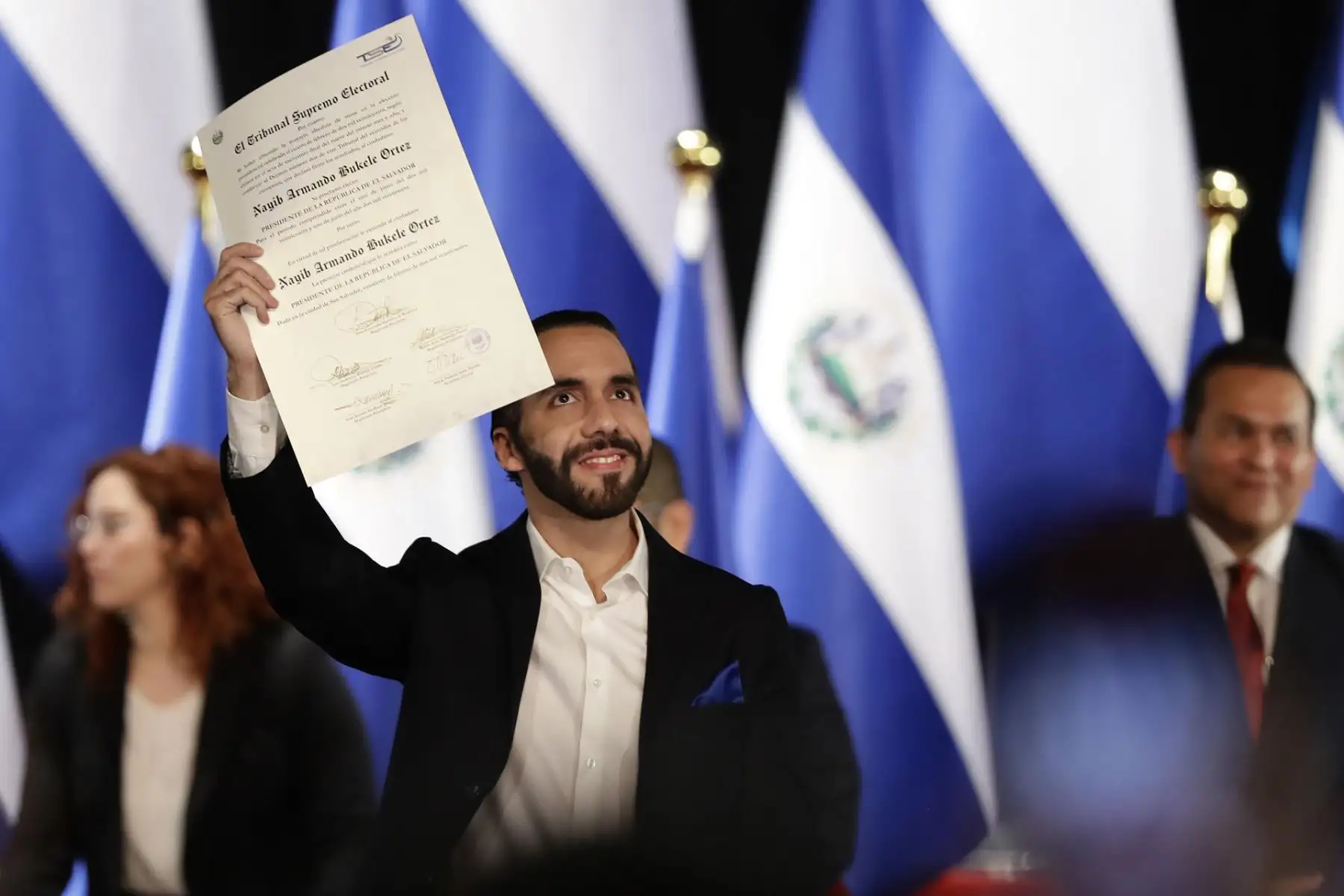 El presidente electo Nayib Bukele recibe la credencial del tribunal electoral este jueves, en el Teatro Nacional, en San Salvador (El Salvador). El Tribunal Supremo Electoral (TSE) le entregó este jueves a Nayib Bukele su credencial como presidente electo para el período 2024-2029, tras lograr el pasado 4 de febrero la reelección inmediata para un segundo periodo consecutivo a pesar que la Constitución lo prohíbe.
Foto: EFE