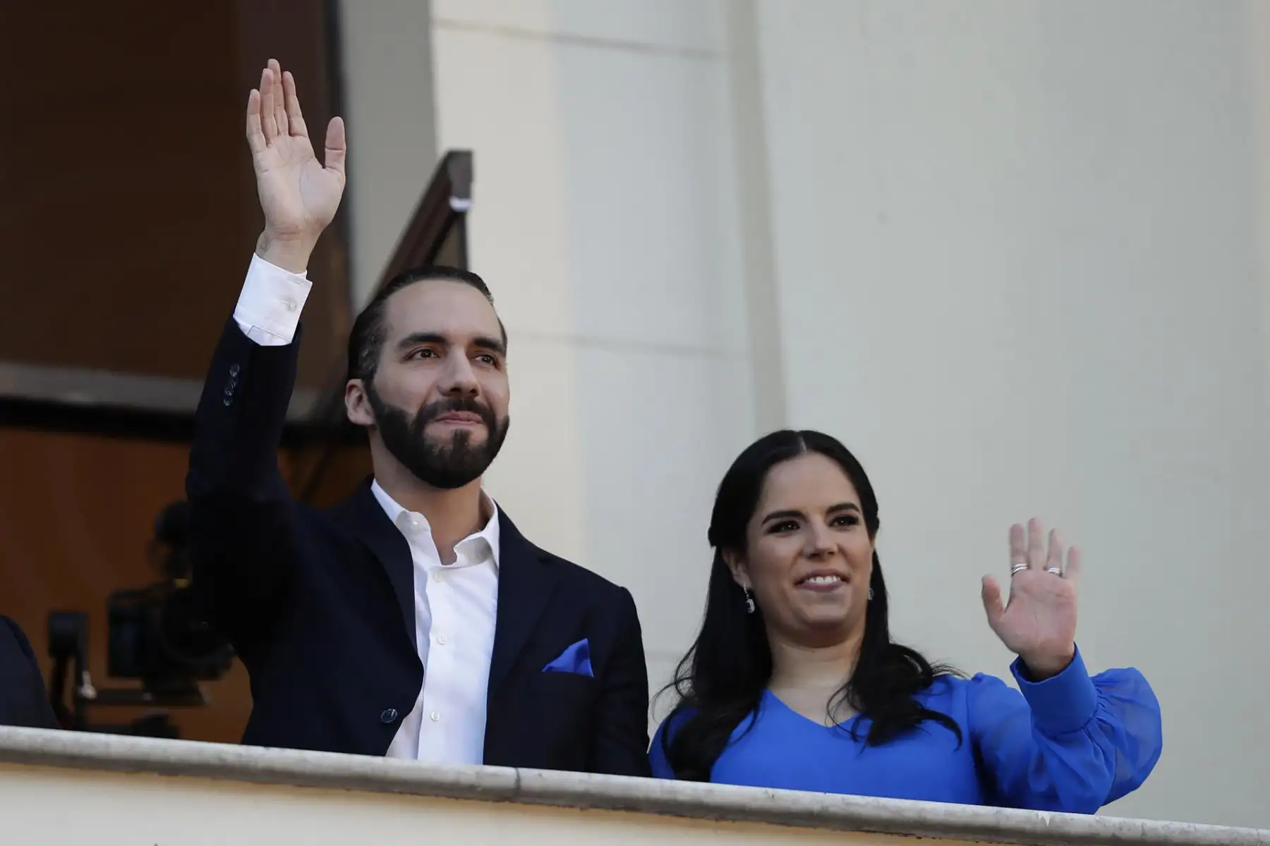 El presidente electo Nayib Bukele (i) saluda junto a su esposa Gabriela de Bukele (d) este jueves, en el Teatro Nacional, en San Salvador (El Salvador). El Tribunal Supremo Electoral (TSE) le entregó este jueves a Nayib Bukele su credencial como presidente electo para el período 2024-2029, tras lograr el pasado 4 de febrero la reelección inmediata para un segundo periodo consecutivo a pesar que la Constitución lo prohíbe.
Foto: EFE