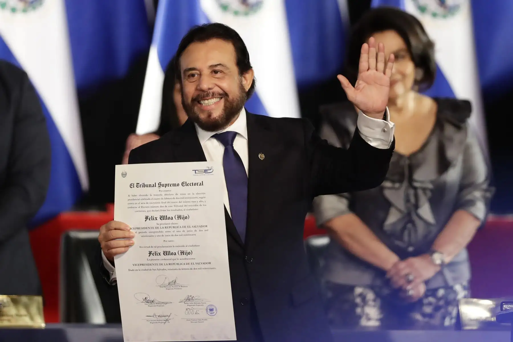 El vicepresidente electo Félix Ulloa recibe la credencial del tribunal electoral este jueves, en el Teatro Nacional, en San Salvador (El Salvador). El Tribunal Supremo Electoral (TSE) le entregó este jueves a Nayib Bukele su credencial como presidente electo para el período 2024-2029, tras lograr el pasado 4 de febrero la reelección inmediata para un segundo periodo consecutivo a pesar que la Constitución lo prohíbe.
Foto: EFE
