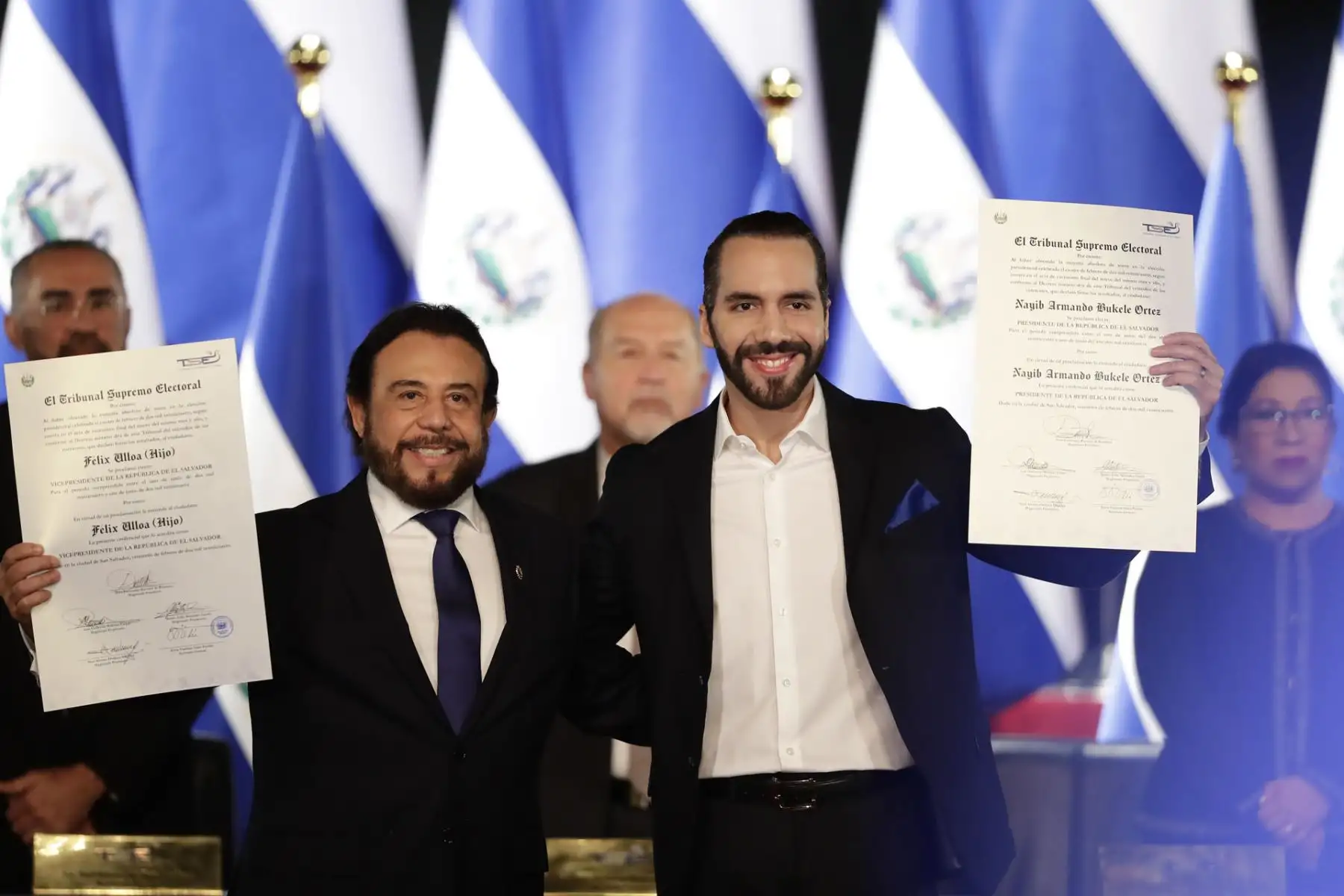 El presidente y vicepresidente del electos Nayib Bukele y Félix Ulloa reciben la credencial del tribunal electoraleste jueves, en el Teatro Nacional, en San Salvador (El Salvador). El Tribunal Supremo Electoral (TSE) le entregó este jueves a Nayib Bukele su credencial como presidente electo para el período 2024-2029, tras lograr el pasado 4 de febrero la reelección inmediata para un segundo periodo consecutivo a pesar que la Constitución lo prohíbe.
Foto: EFE