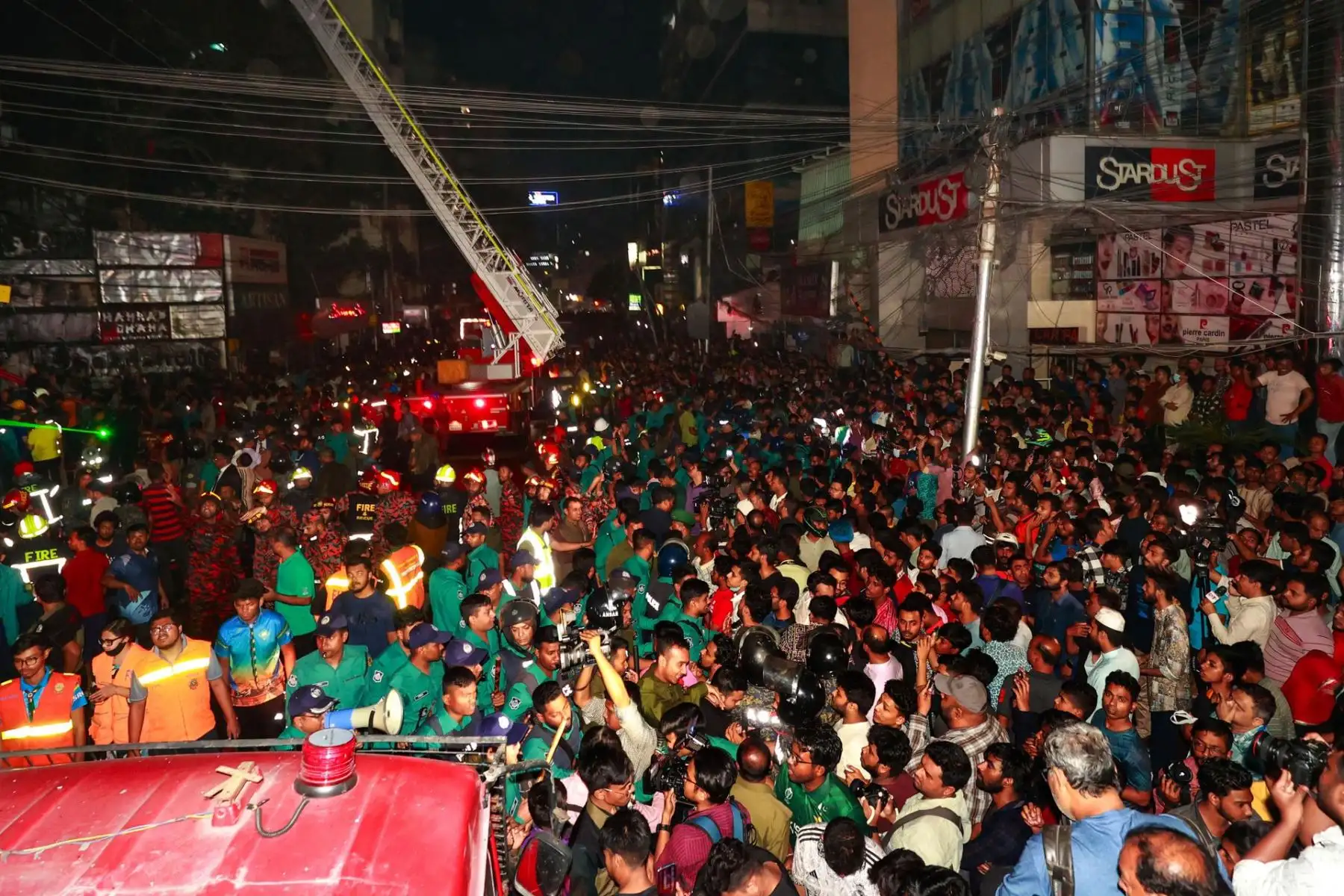 La gente se reúne mientras los bomberos de Bangladesh intentan apagar el fuego y rescatar a la gente después de que las llamas estallaran en un edificio en Dhaka, Bangladesh, a finales del 29 de febrero de 2024.
Foto: EFE