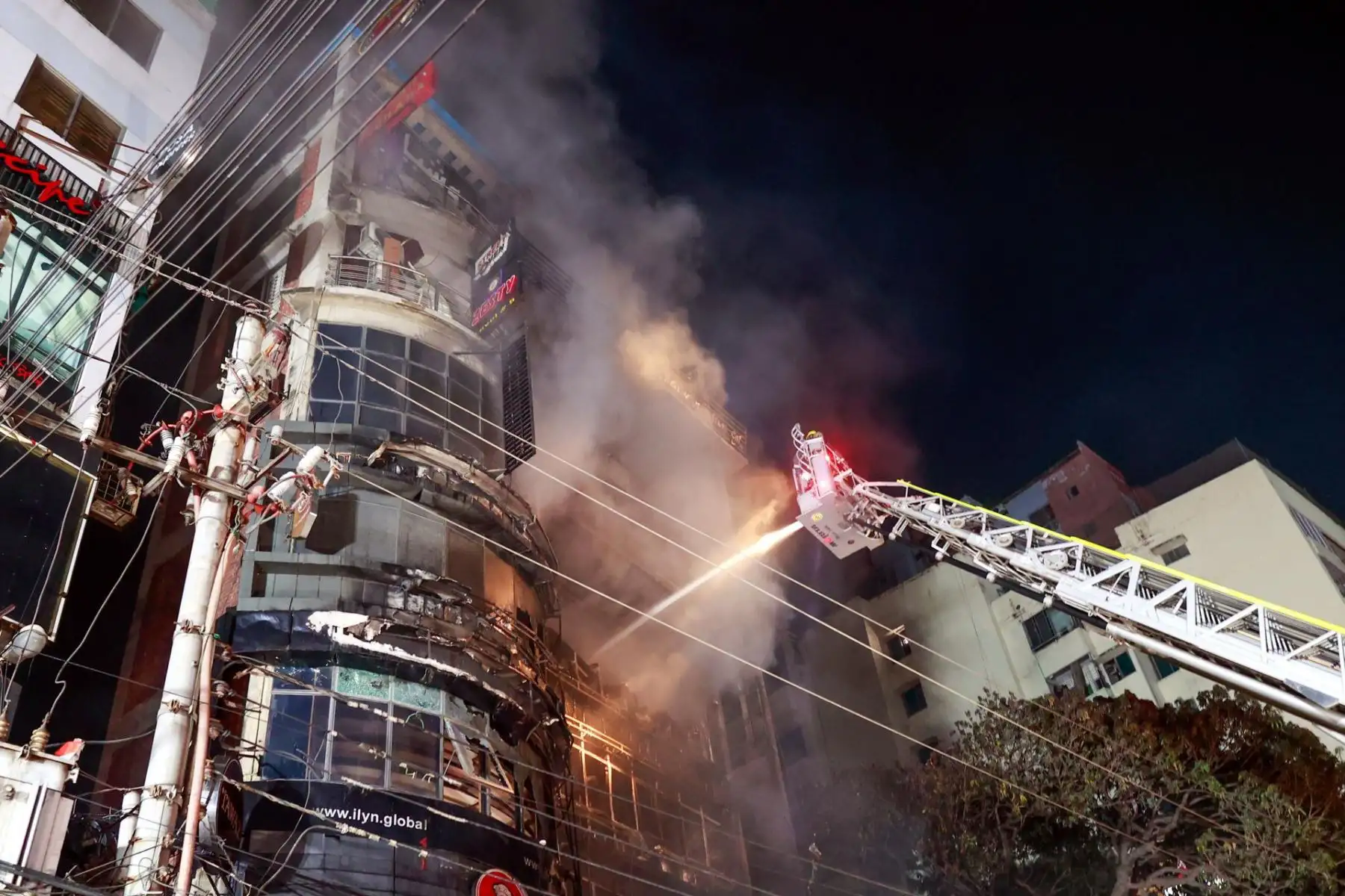 Los bomberos de Bangladesh intentan apagar el fuego después de que las llamas estallaron en un edificio en Dhaka, Bangladesh, a finales del 29 de febrero de 2024
Foto: EFE.