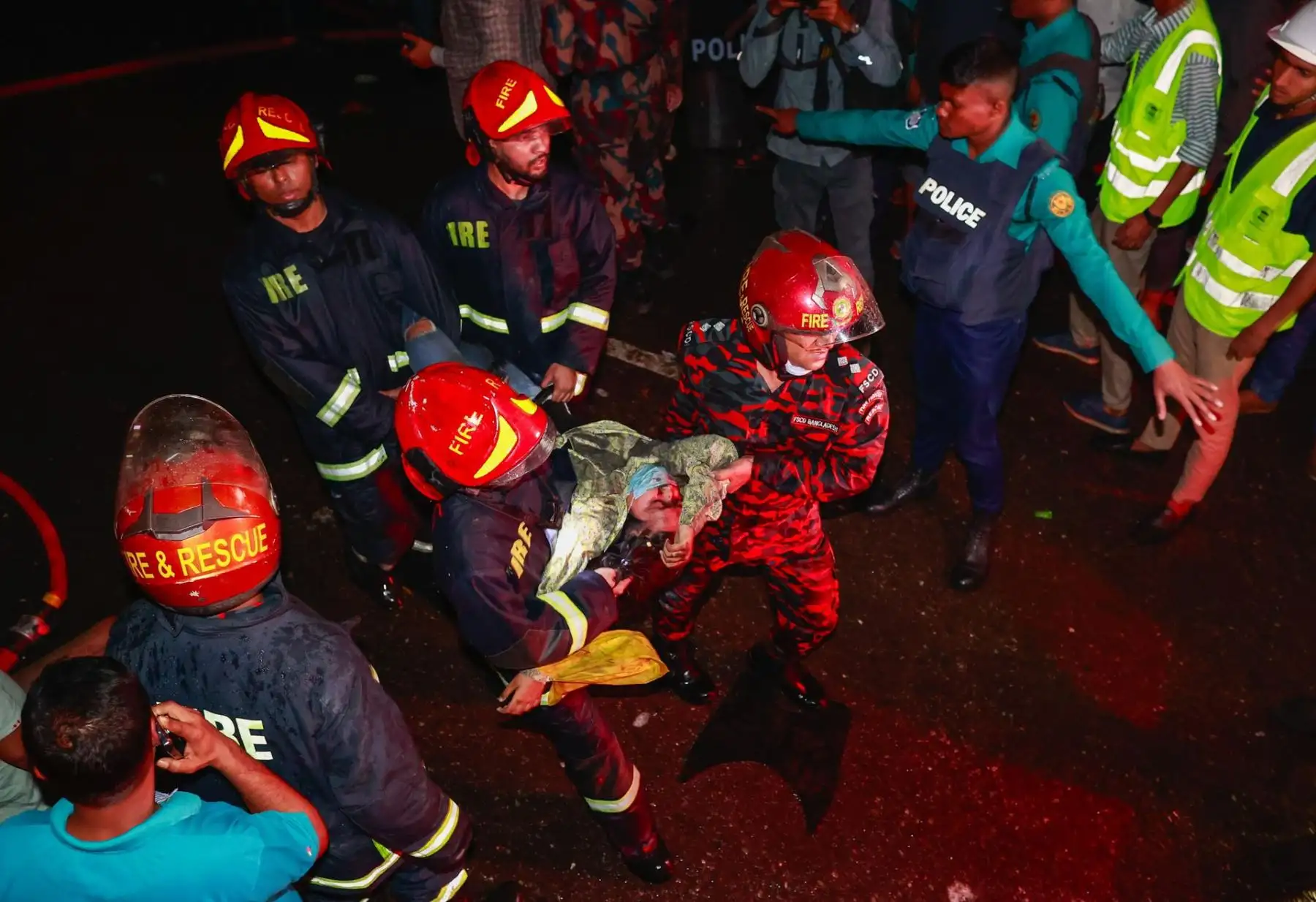 Los bomberos de Bangladesh rescatan a personas que quedaron atrapadas después de que estallaron las llamas en un edificio en Dhaka, Bangladesh, a finales del 29 de febrero de 2024.
Foto: EFE