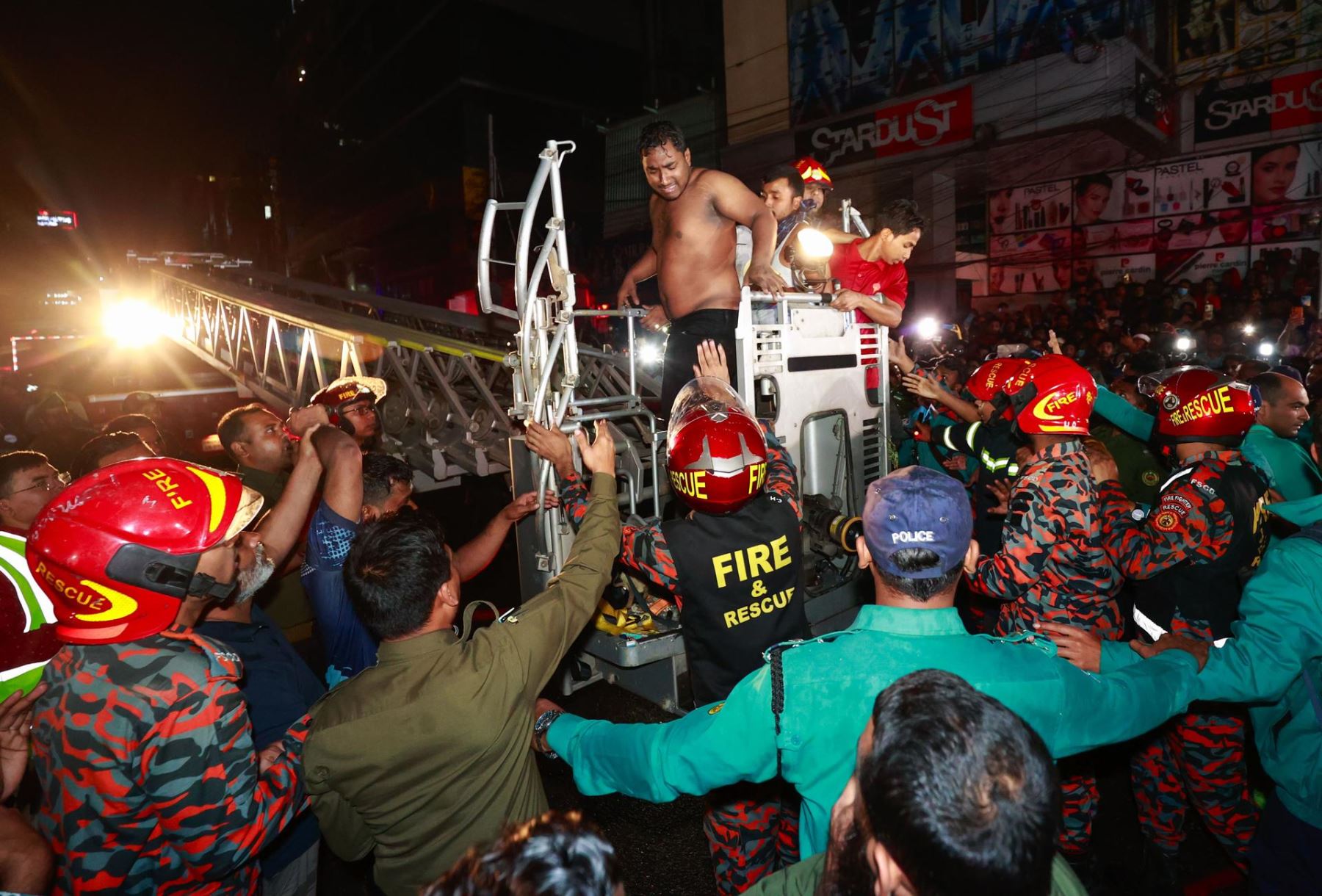 Los bomberos de Bangladesh rescatan a personas que quedaron atrapadas después de que estallaron las llamas en un edificio en Dhaka, Bangladesh, a finales del 29 de febrero de 2024.
Foto: EFE