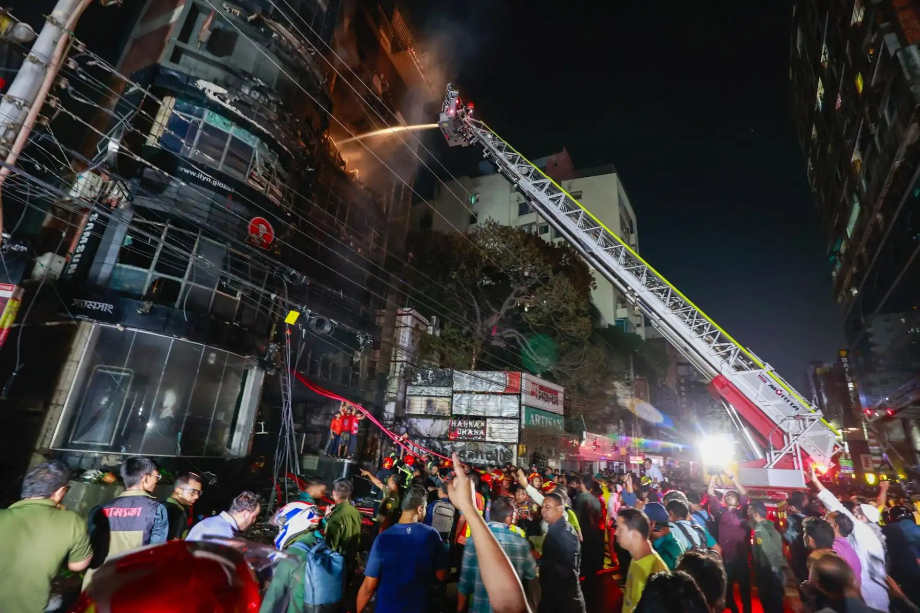 Al menos 44 personas murieron después de que un incendio devorara un edificio comercial en la capital de Bangladesh, Dhaka, durante la noche, dijeron las autoridades.
Foto: EFE