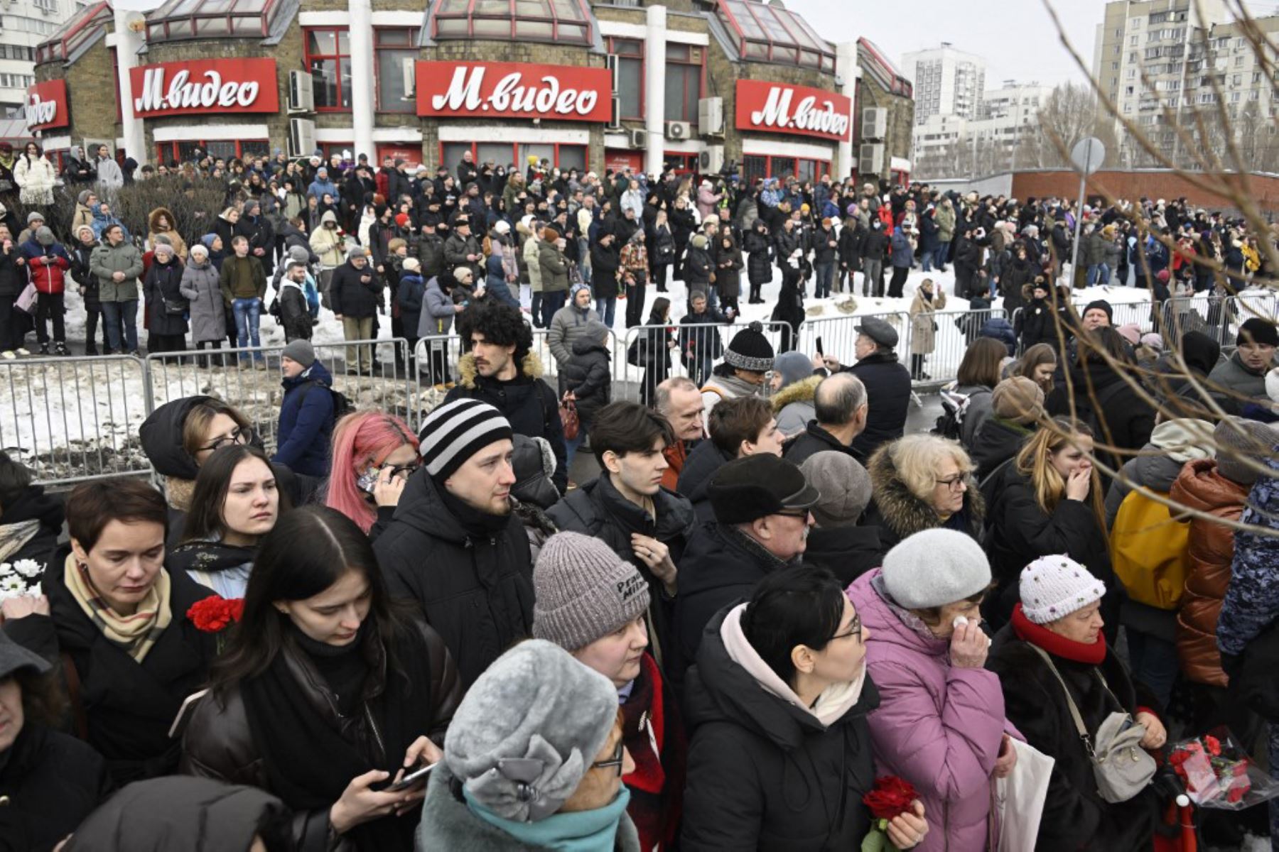 Miles de dolientes se reunieron cerca de una iglesia en el sur de Moscú, desafiando ser arrestados para presentar sus respetos al fallecido líder de la oposición rusa Alexei Navalny en su funeral. Foto: AFP