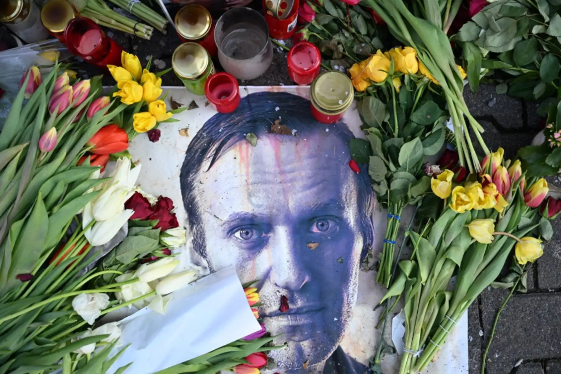 Miles de dolientes se reunieron cerca de una iglesia en el sur de Moscú, desafiando ser arrestados para presentar sus respetos al fallecido líder de la oposición rusa Alexei Navalny en su funeral. Foto: AFP