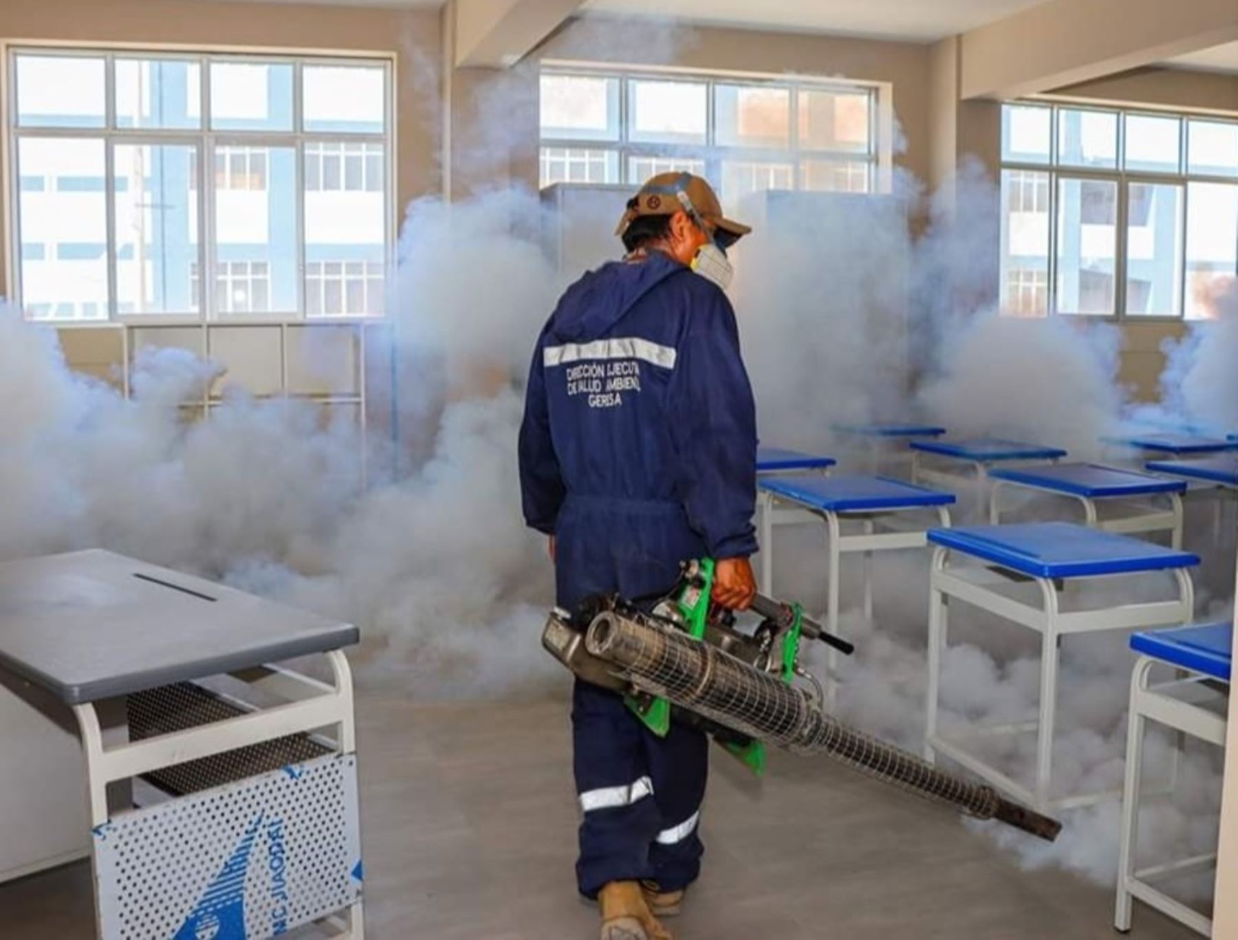 Brigadas de salud de Lambayeque fumigan colegios en el distrito de José Leonardo Ortiz para prevenir el brote de dengue y otras enfermedades que transmite el zancudo Aedes aegypti. Foto: ANDINA/difusión.