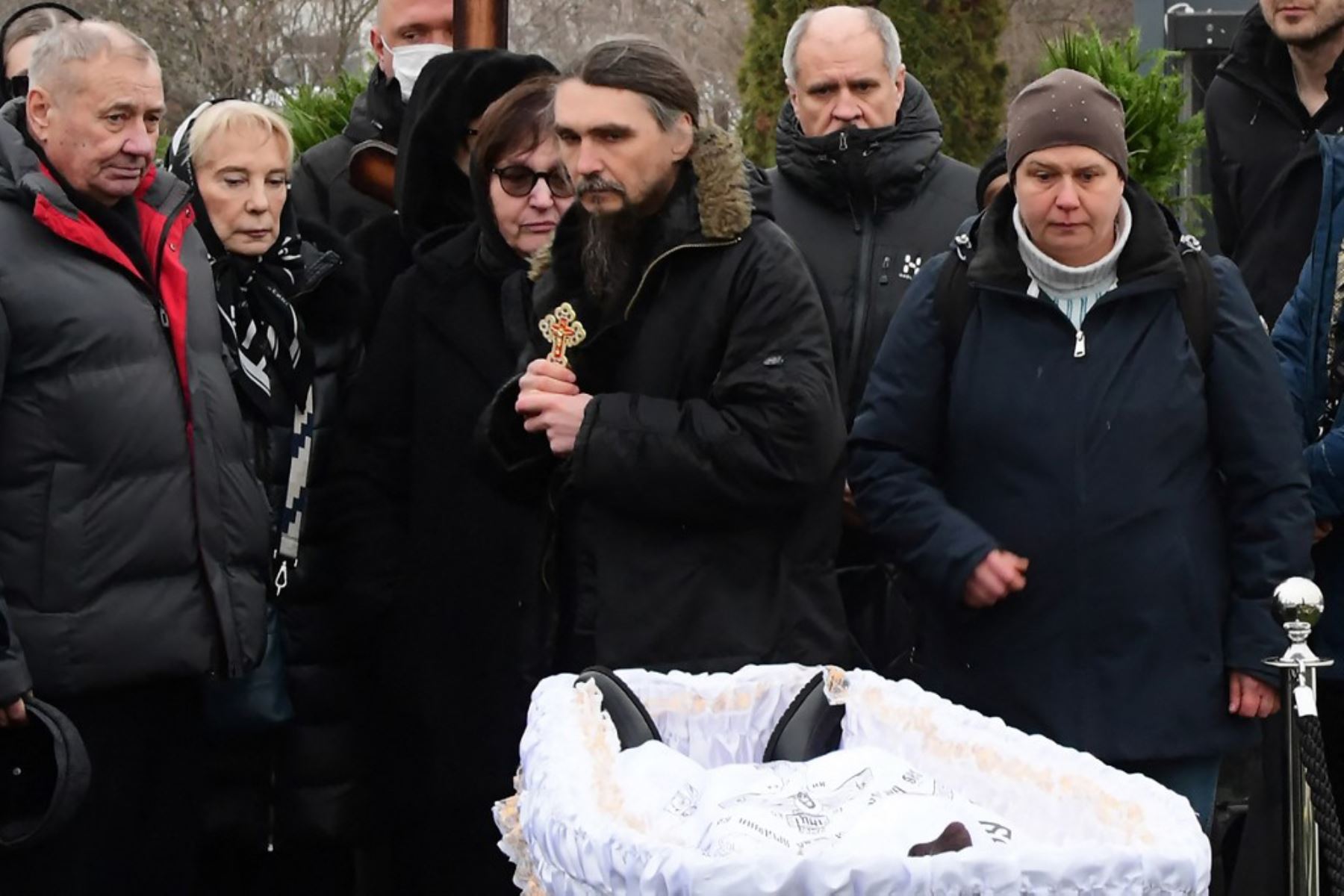 Lyudmila Navalnaya y Anatoly Navalny, padres del fallecido líder de la oposición rusa Alexei Navalny, lloran junto a un ataúd durante la ceremonia fúnebre de su hijo en el cementerio de Borisovo en el distrito de Maryino en Moscú. Foto: AFP