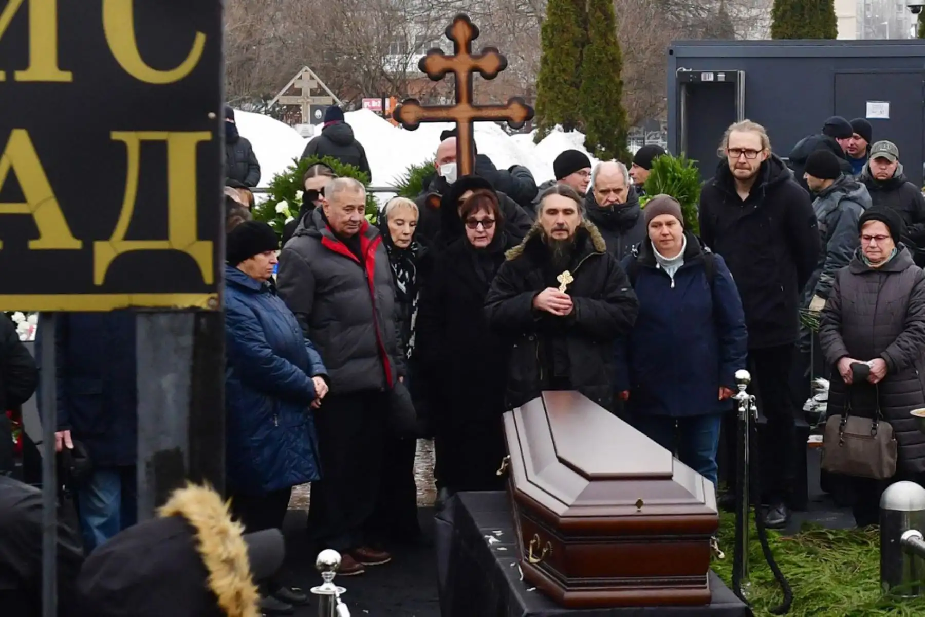 Lyudmila Navalnaya y Anatoly Navalny, padres del fallecido líder de la oposición rusa Alexei Navalny, lloran junto a un ataúd durante la ceremonia fúnebre de su hijo en el cementerio de Borisovo en el distrito de Maryino en Moscú. Foto: AFP