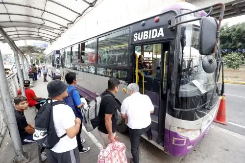 El sistema de transporte público que opera en la capital está actualmente copado por vehículos que en su mayoría superan los 30 años de antigüedad, situación que se agrava por la informalidad con la que operan sus conductores.Foto: ANDINA/Vidal Tarqui