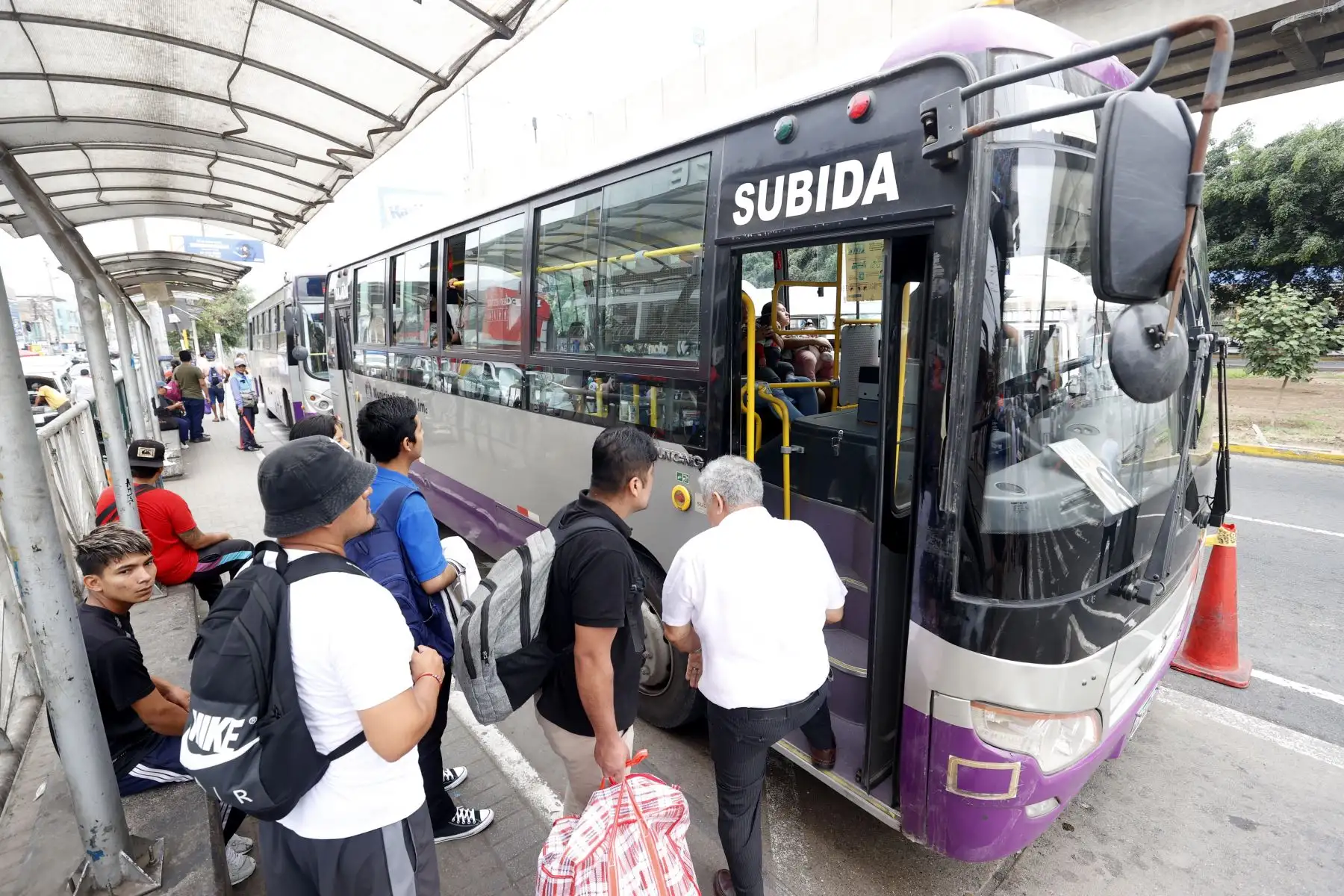 El sistema de transporte público que opera en la capital está actualmente copado por vehículos que en su mayoría superan los 30 años de antigüedad, situación que se agrava por la informalidad con la que operan sus conductores.Foto: ANDINA/Vidal Tarqui