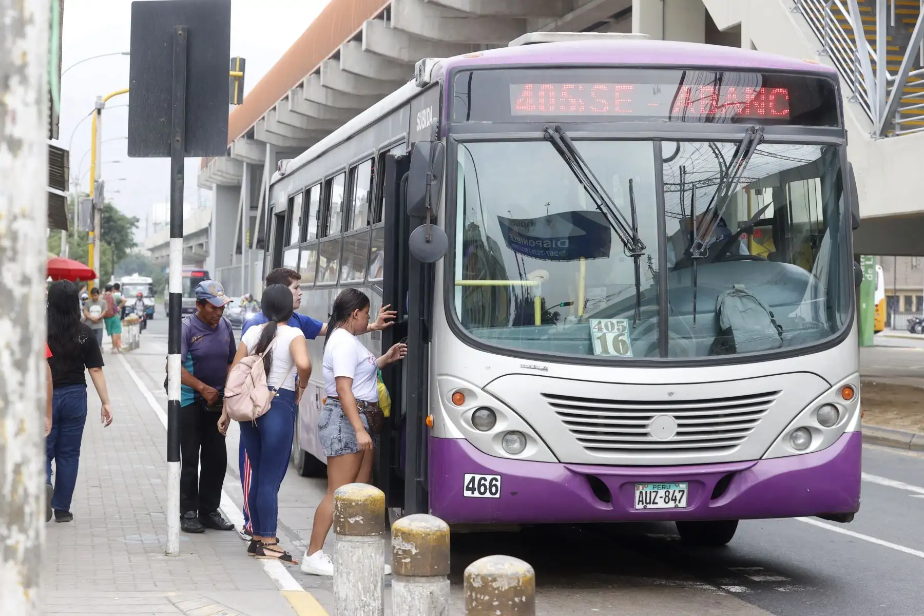 Desde el 30 de junio no se aceptarán pagos en efectivo en los buses del corredor Morado. Foto: ANDINA/Vidal Tarqui
