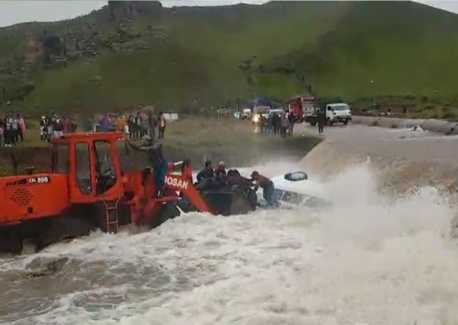 Así fue el rescate de los seis pasajeros, entre ellos cuatro maestros, luego de que la camioneta en que viajaban fuera arrastrada por el río Siyacc. Foto: captura TV.