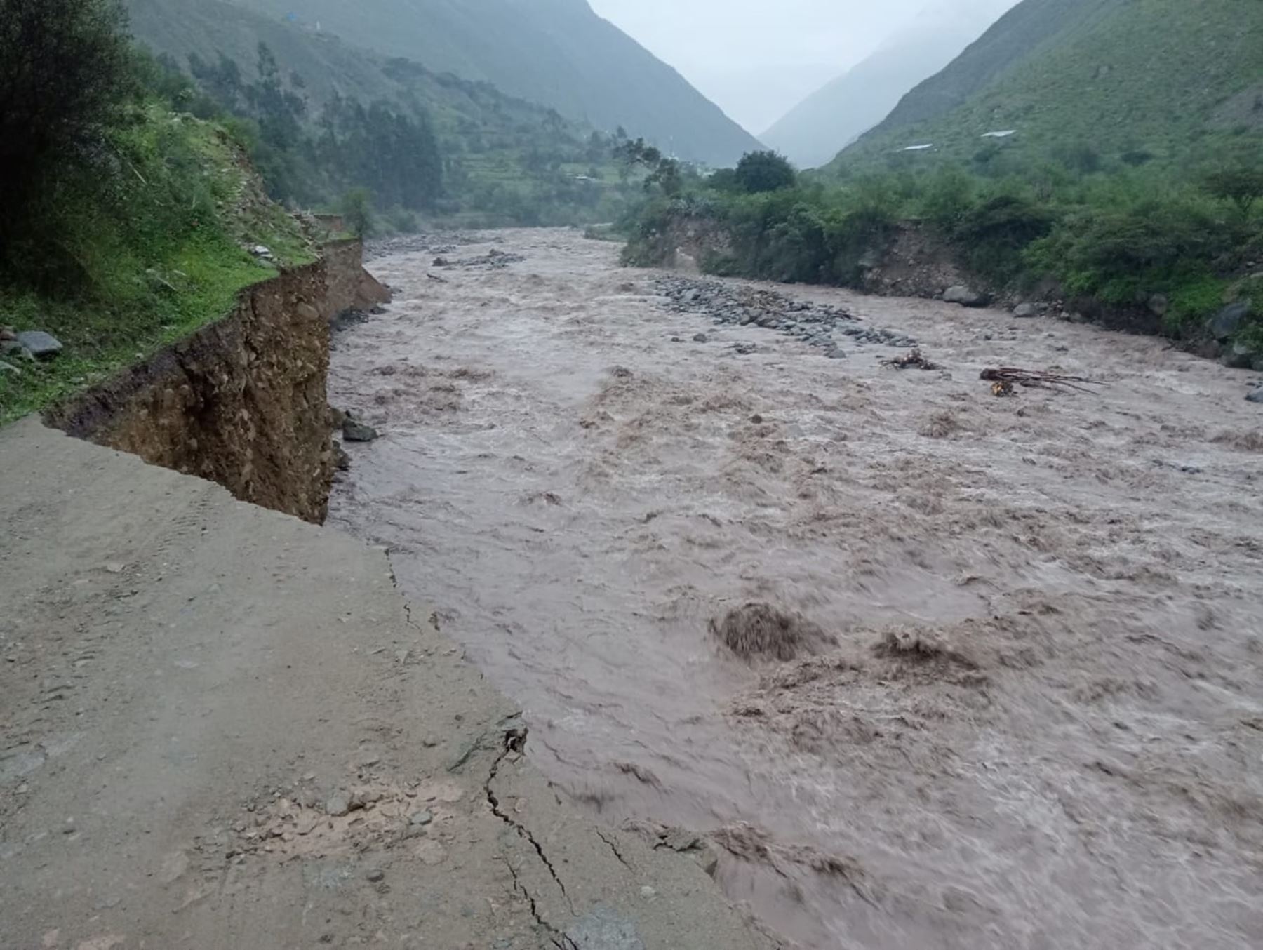 Las lluvias intensas que se registran en Huancavelica han provocado diversos eventos naturales como la crecida de ríos que han provocado el colapso de carreteras e inundación de viviendas. ANDINA/Difusión