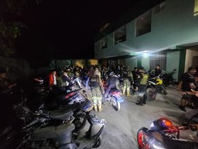 Policía de Trujillo intervino anoche a 153 motocicletas conducidas por extranjeros en Huanchaco. Foto: Luis Puell