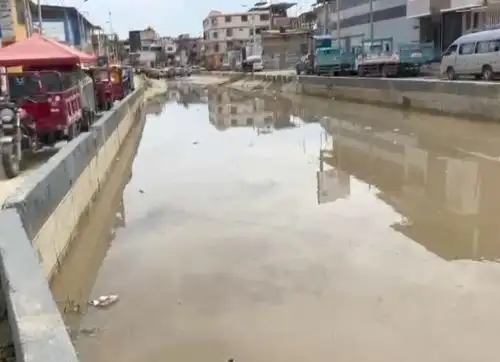 El río Tumbes se desbordó esta mañana y anegó varias calles de la ciudad de Tumbes. ANDINA/Difusión