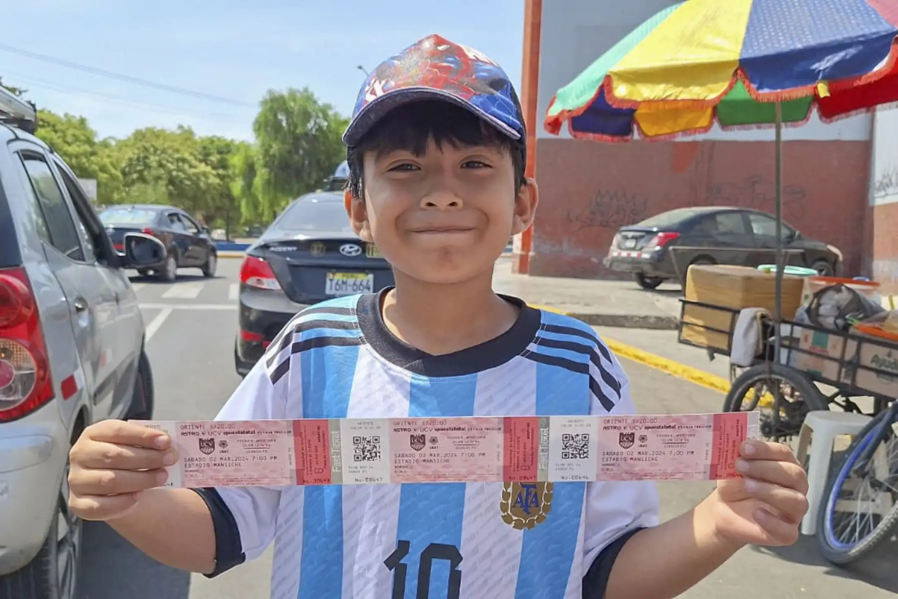 Eifer Silva Tandazo tiene 12 años y viajó desde el distrito de Corrales, en la región Tumbes, para asistir este sábado al debuto del delantero peruano Paolo Guerrero con la camiseta del Club Deportivo Universidad César Vallejo (UCV) en el estadio Mansiche de Trujillo, en la región La Libertad. 
Foto: ANDINA/Luis Puell