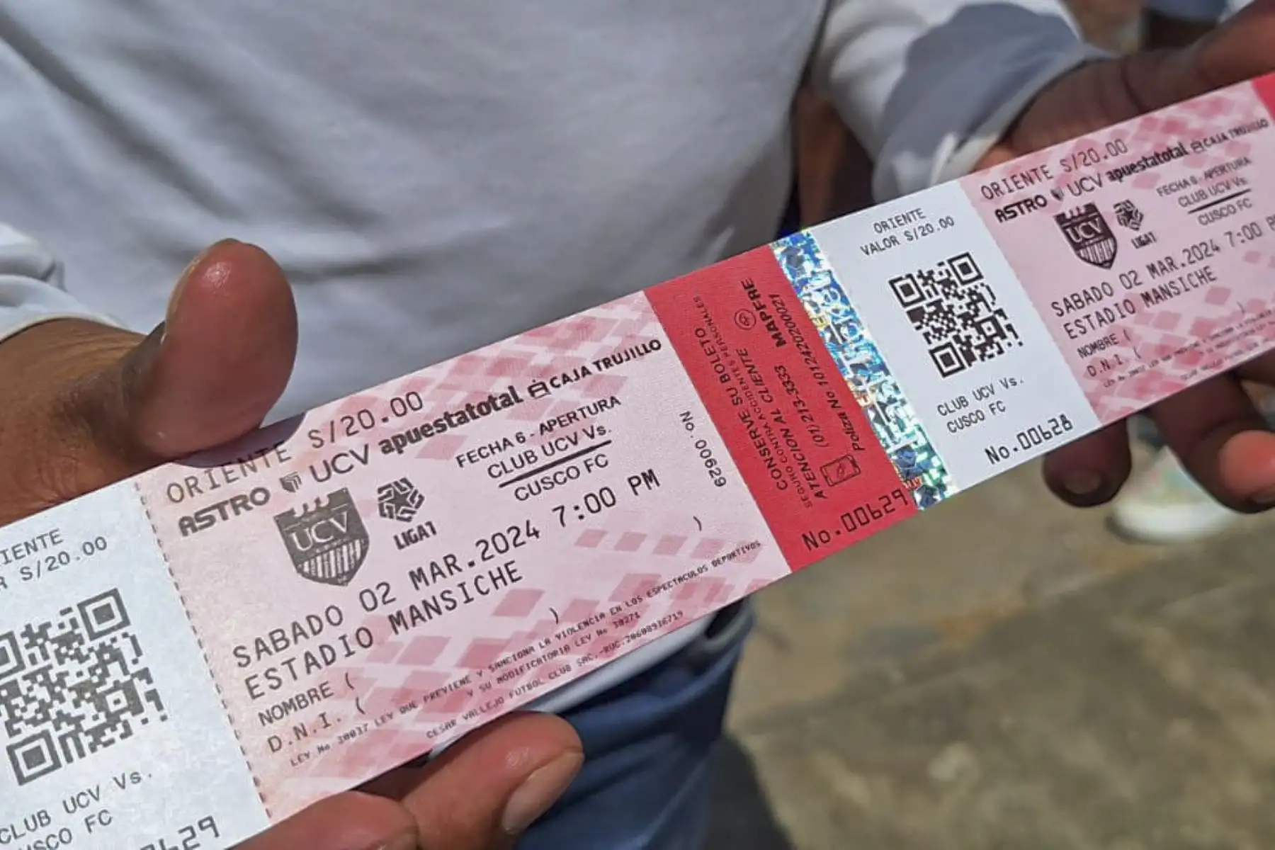 Son un total de 7,000 entradas que se han puesto a la venta de manera física para las tribunas norte, oriente y occidente. Estas se sumarán a las 3,500 entradas que se han puesto a disposición vía online, las cuales ya están agotadas. 
Foto: ANDINA/Luis Puell