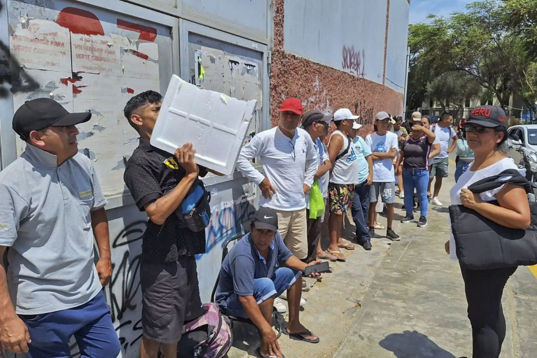 Son un total de 7,000 entradas que se han puesto a la venta de manera física para las tribunas norte, oriente y occidente. Estas se sumarán a las 3,500 entradas que se han puesto a disposición vía online, las cuales ya están agotadas. 
Foto: ANDINA/Luis Puell