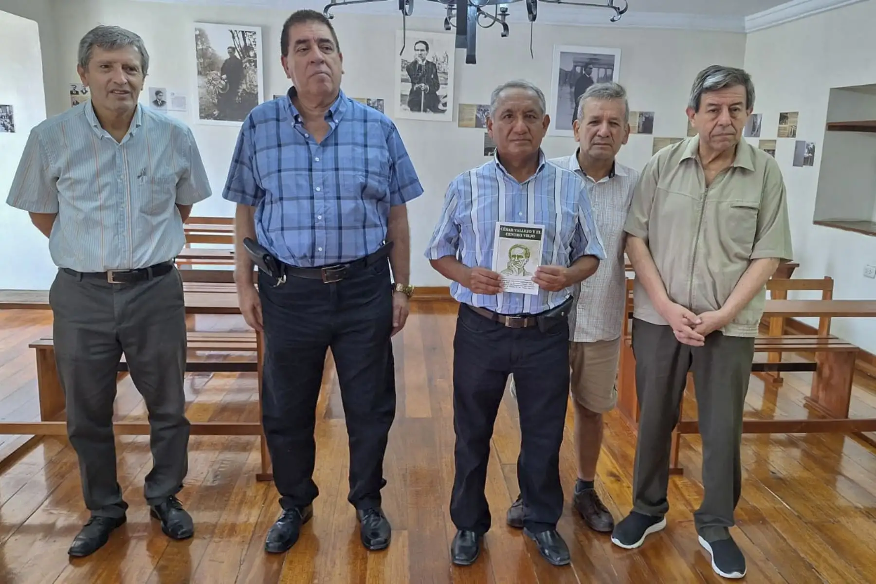 Este hallazgo generó que la promoción 1970 del Pedro Mercedes Ureña, presidida por Luis Huacacolque, se reedite los poemas pero esta vez en documento donde estén los 10 poemas y parte de su paso de Vallejo por el Pedro Ureña.Todos estos poemas serán presentados a las 19:00 horas en la Casa de la Identidad, en la misma aula donde Vallejo se desempeñó como profesor."Estos poemas son una muestra de la vasta obra con la que cuenta nuestro poeta, y que todos deben leer", sostuvo Huacacolque.
 Foto: ANDINA/Luis