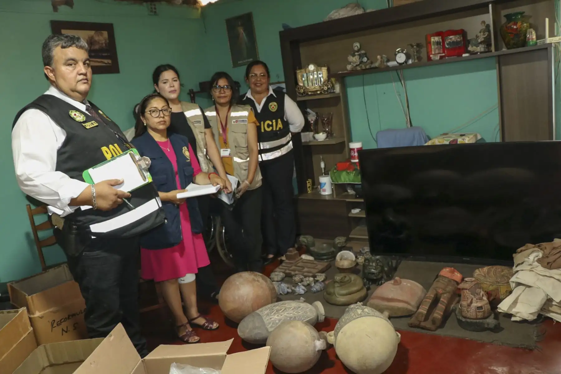 El Ministerio de Cultura recuperó cuatro cántaros de cerámica y otros 34 bienes culturales arqueológicos de diversas culturas prehispánicas de la costa norte y sur peruana como resultado de una intervención inopinada en una vivienda ubicada en el Callao.
Foto: ANDINA/MINCUL